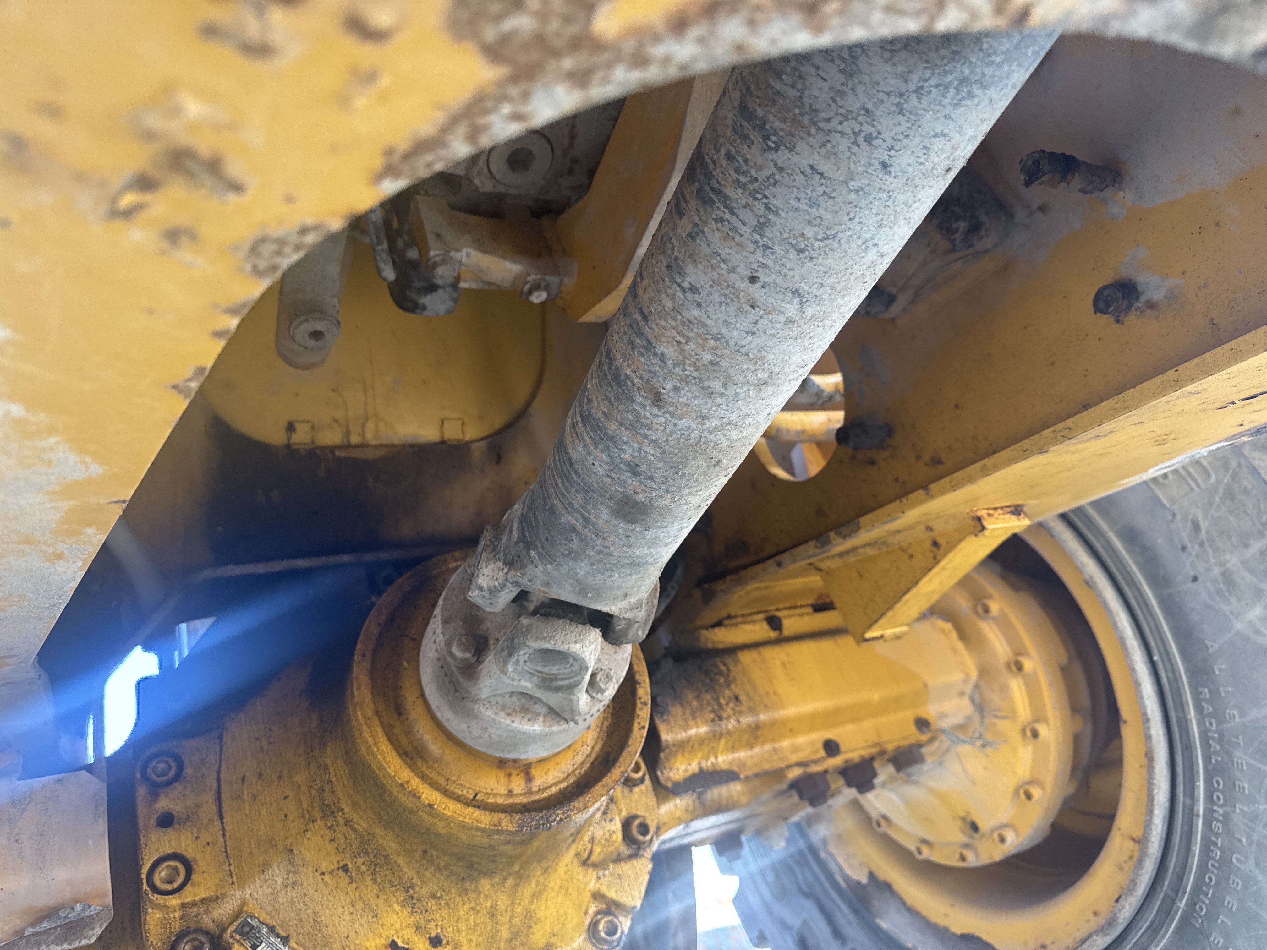 WHL-004-Volvo-L120F-Wheel-loaders-inspection-Drive-system-Propeller-shaft-2