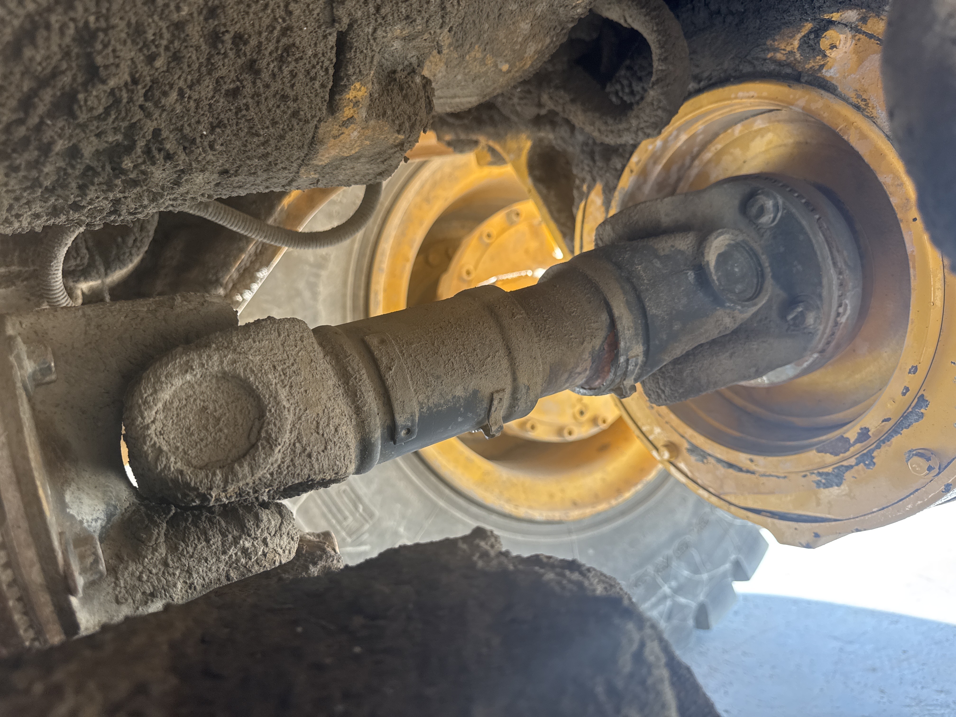 WHL-004-Volvo-L120F-Wheel-loaders-inspection-Drive-system-Propeller-shaft-2