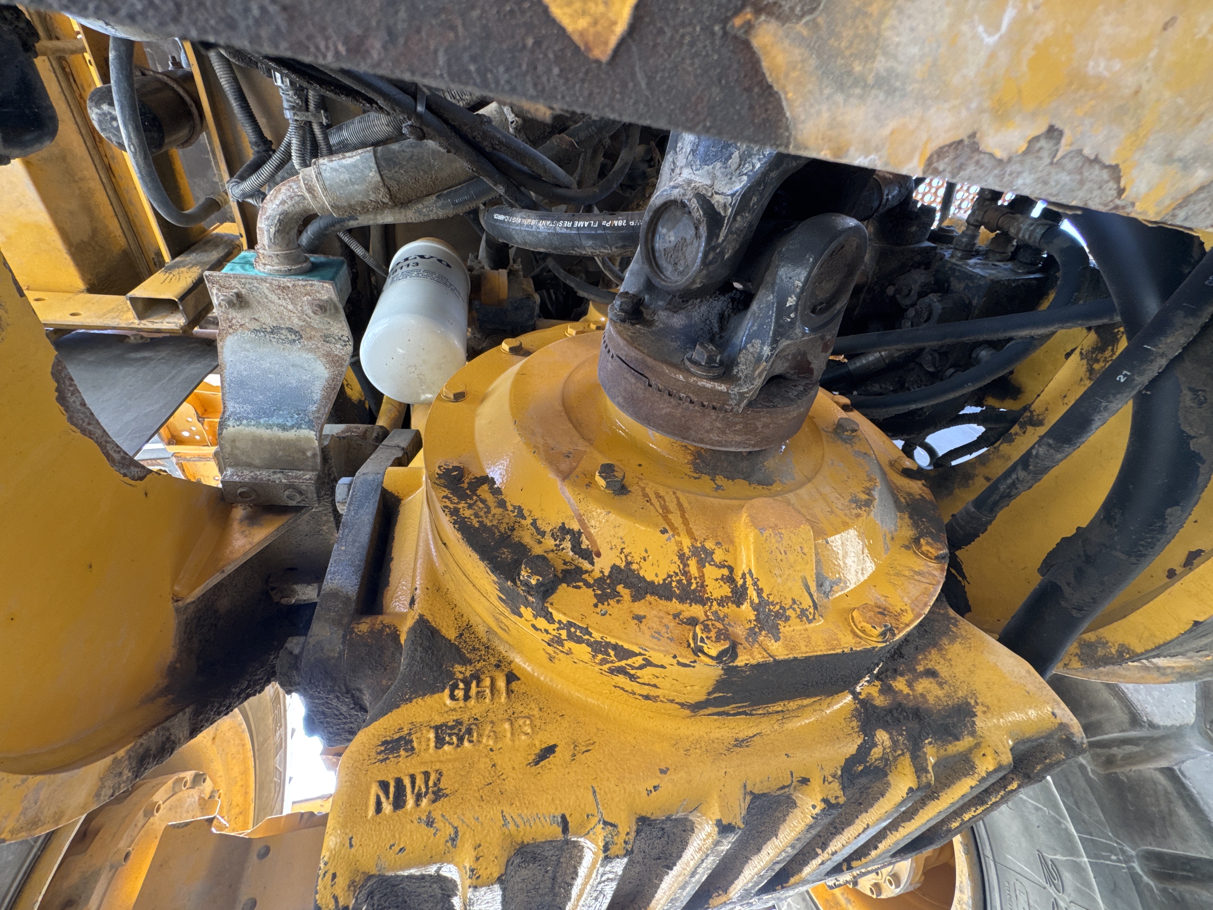 WHL-004-Volvo-L120F-Wheel-loaders-inspection-Drive-system-Transmission-case-2