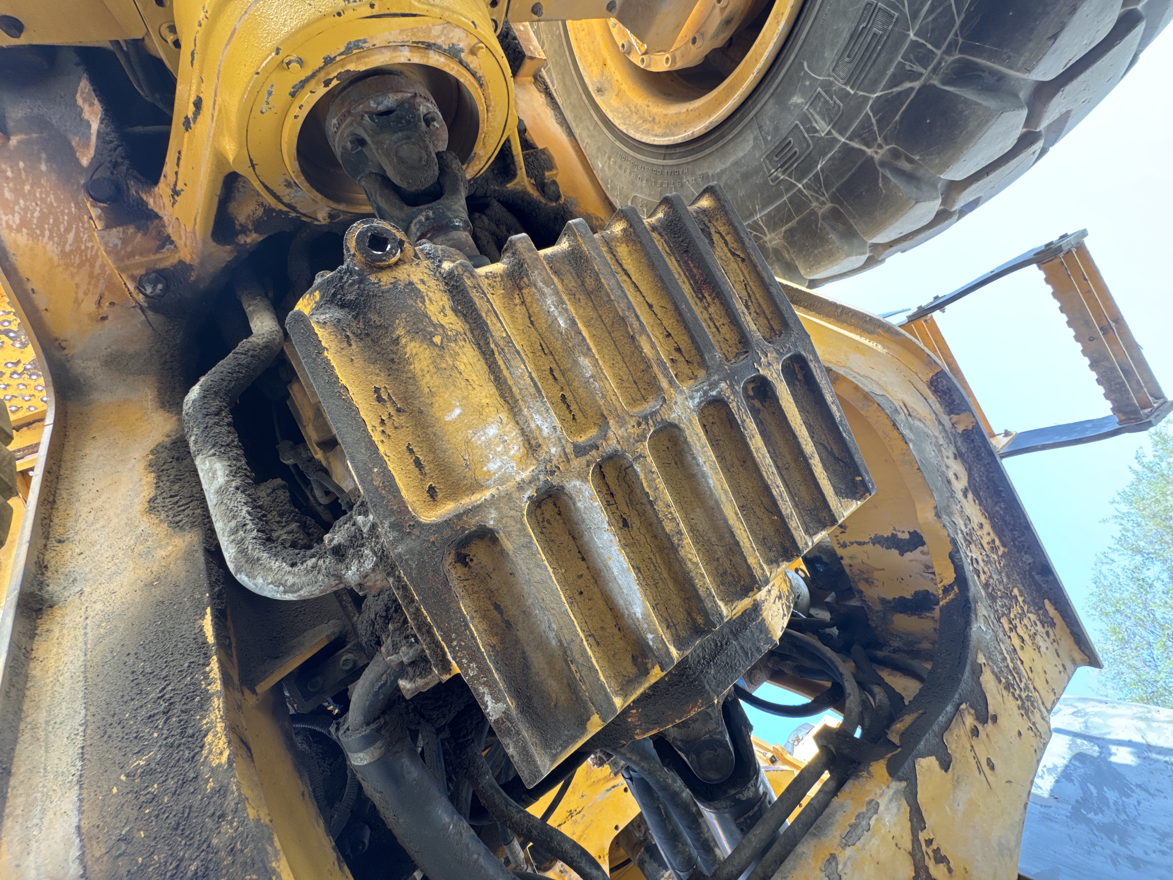 WHL-004-Volvo-L120F-Wheel-loaders-inspection-Drive-system-Transmission-case-2