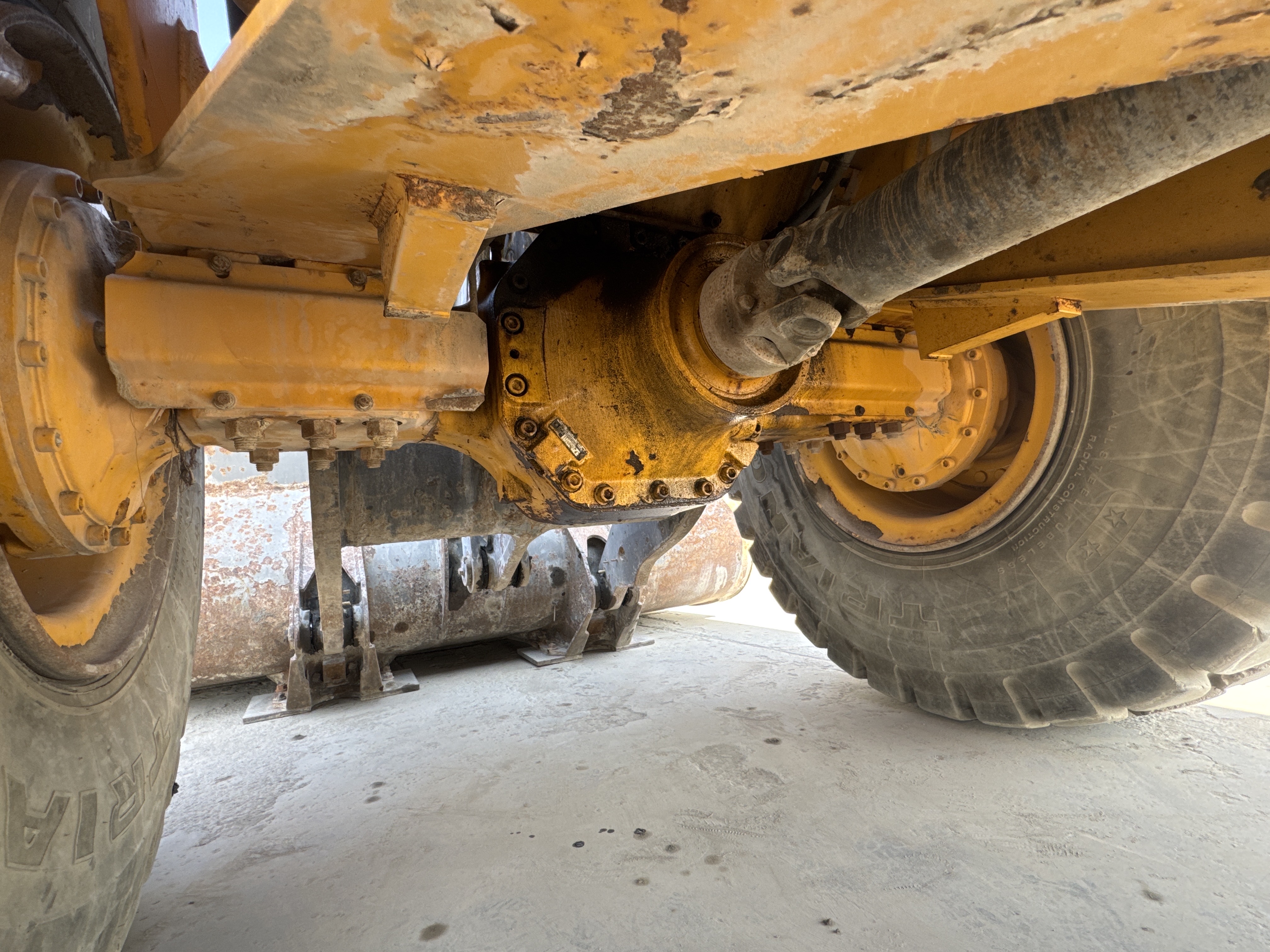 WHL-004-Volvo-L120F-Wheel-loaders-inspection-Drive-system-Axle-housing-2