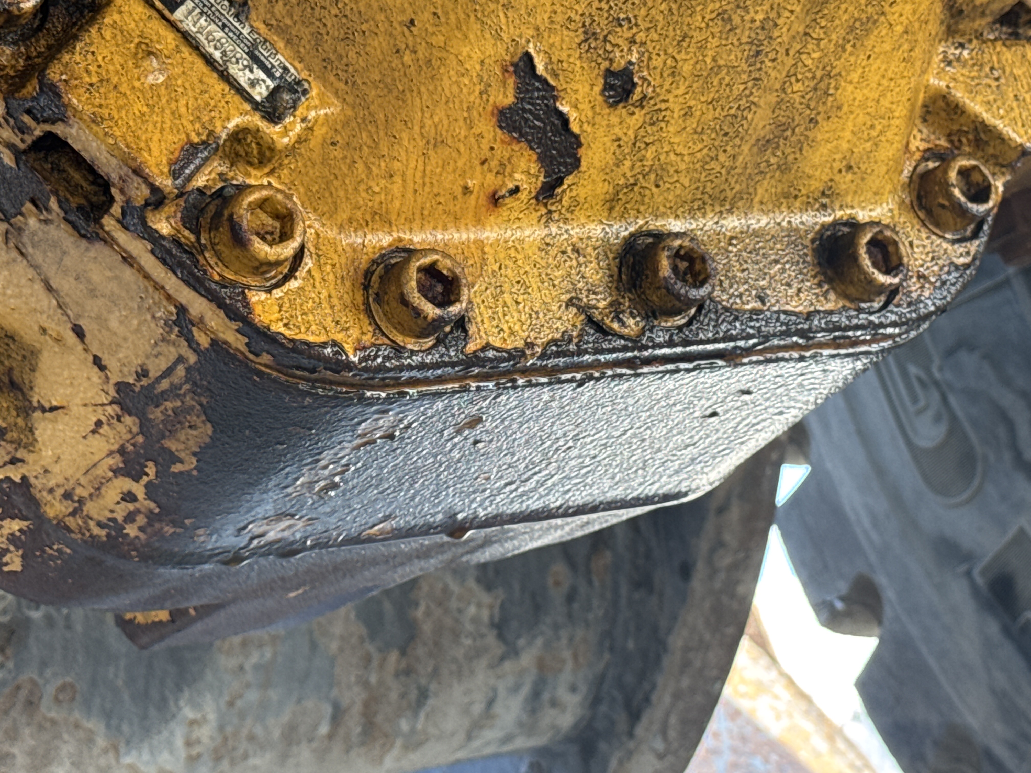 WHL-004-Volvo-L120F-Wheel-loaders-inspection-Drive-system-Axle-housing-2