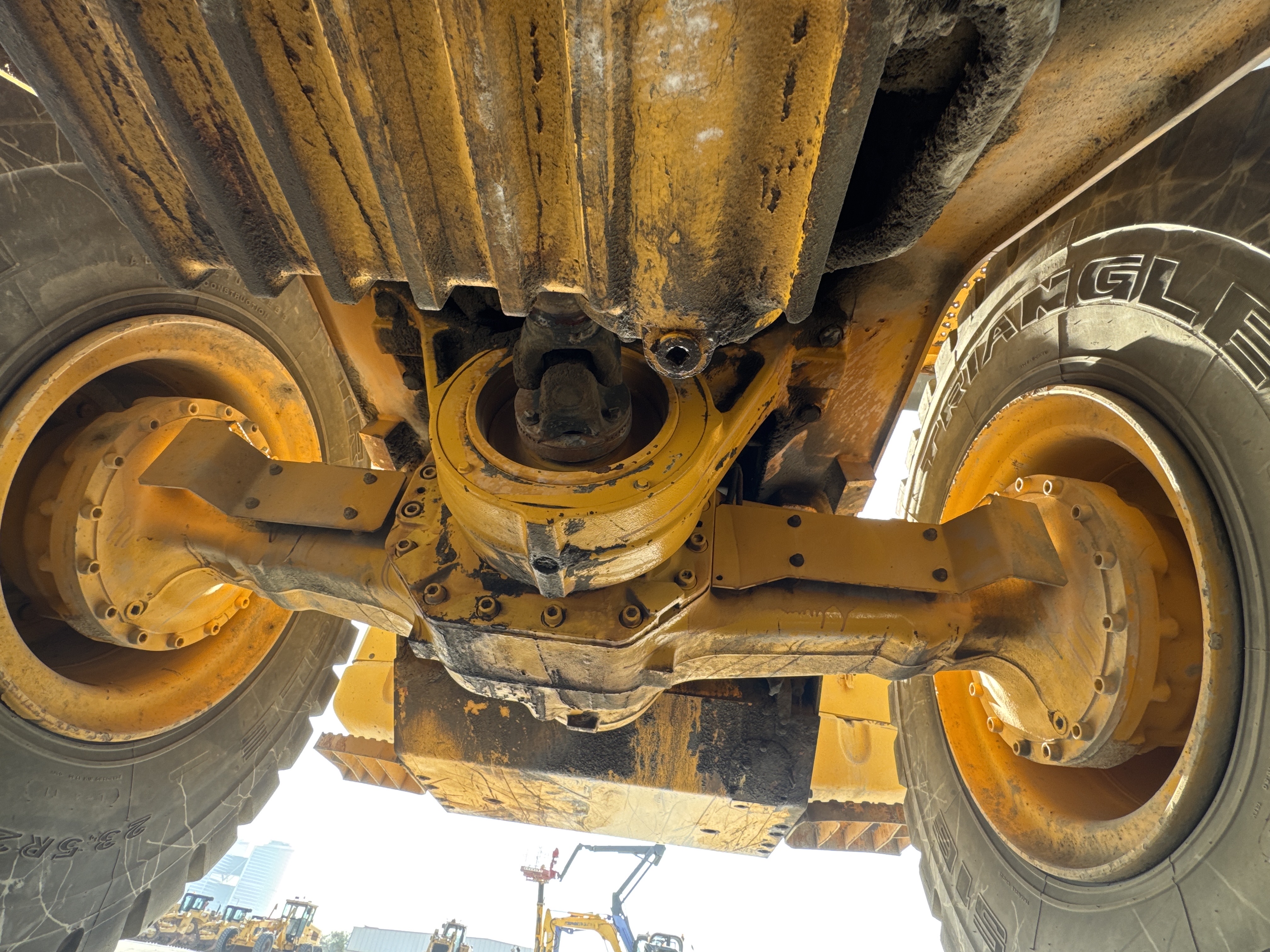 WHL-004-Volvo-L120F-Wheel-loaders-inspection-Drive-system-Axle-housing-2