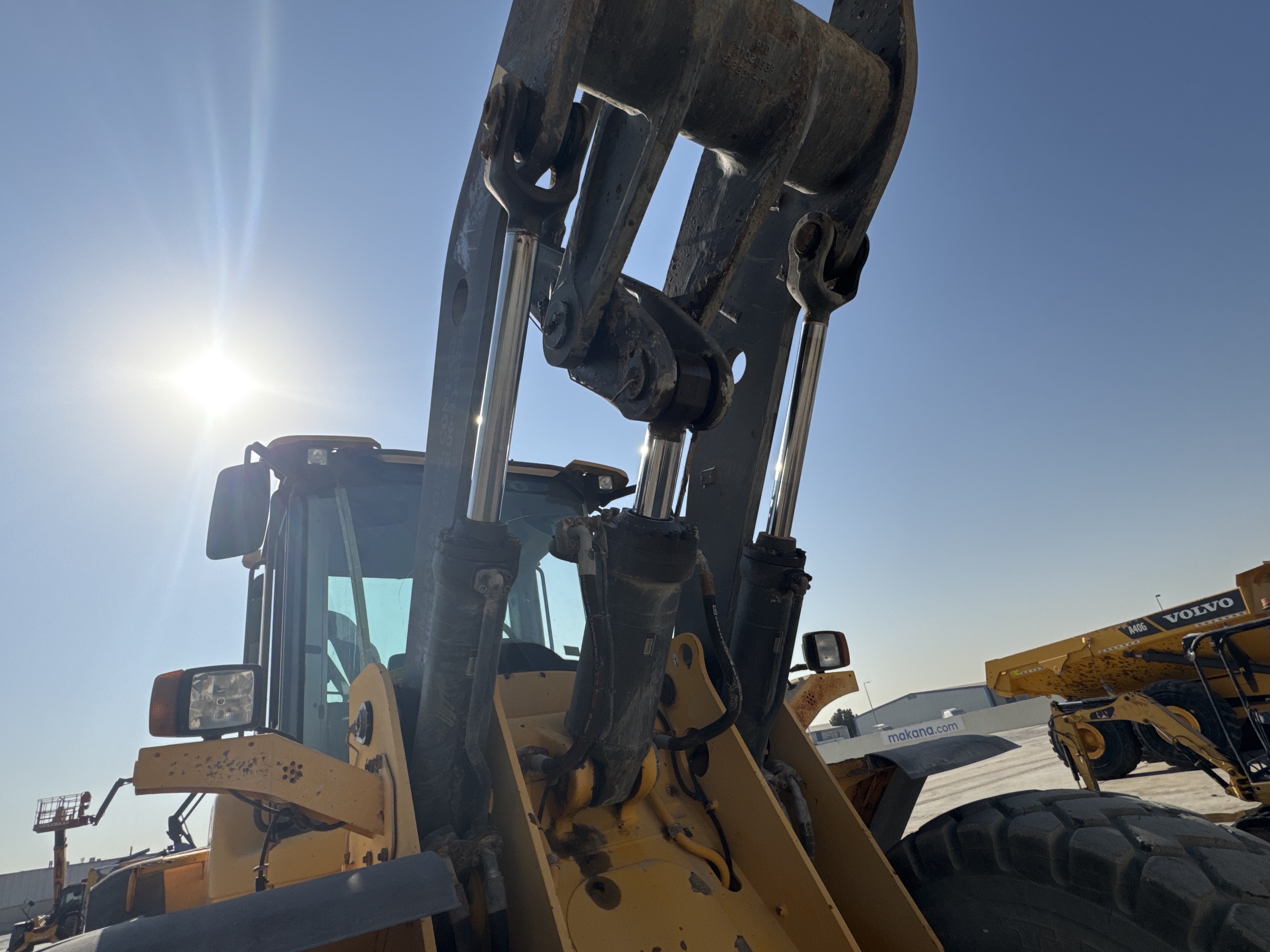 WHL-004-Volvo-L120F-Wheel-loaders-inspection-Hydraulics-Boom-lift-cylinder-2
