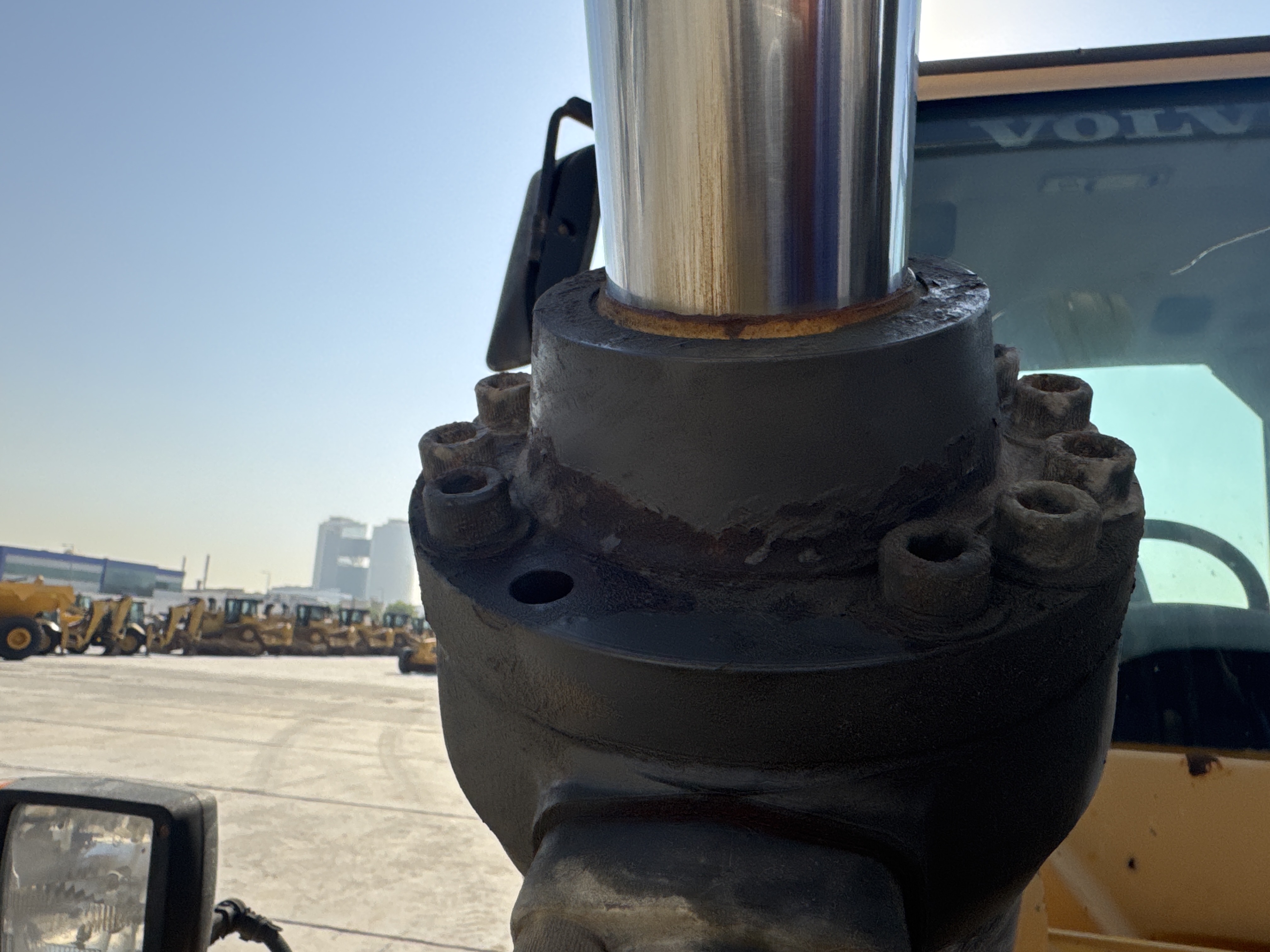 WHL-004-Volvo-L120F-Wheel-loaders-inspection-Hydraulics-Boom-lift-cylinder-2