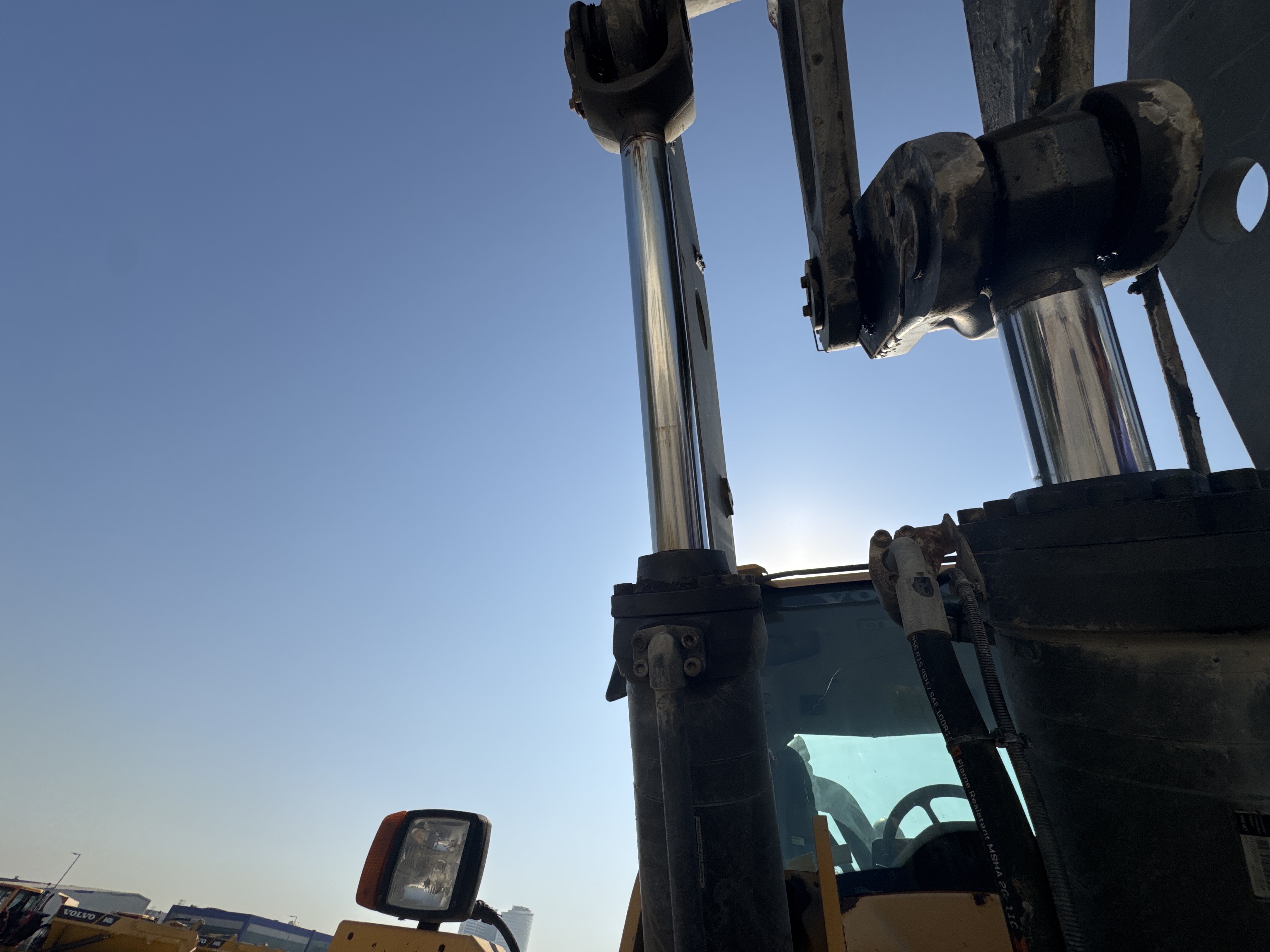 WHL-004-Volvo-L120F-Wheel-loaders-inspection-Hydraulics-Boom-lift-cylinder-2