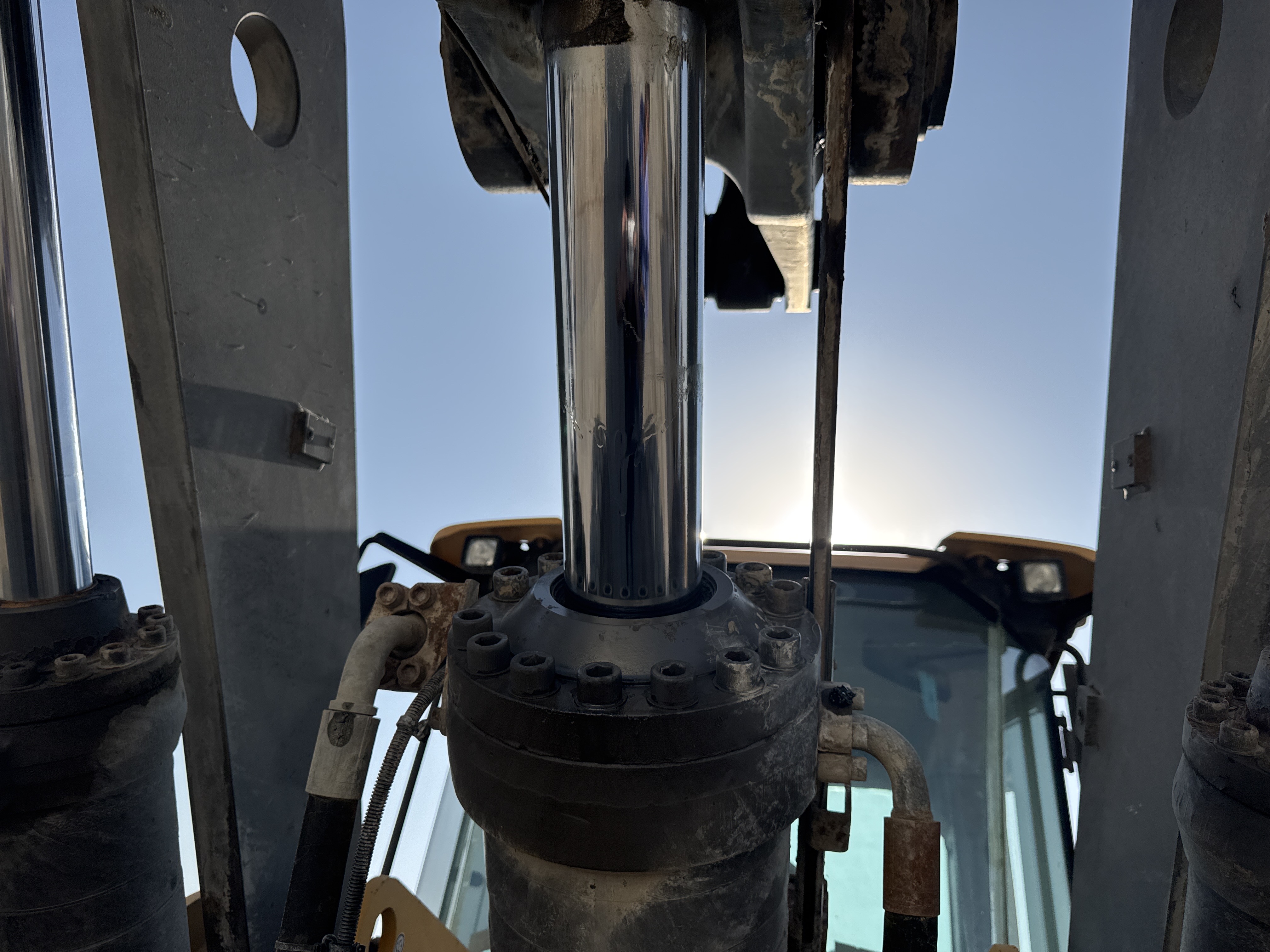 WHL-004-Volvo-L120F-Wheel-loaders-inspection-Hydraulics-Bucket-tilt-cylinders-2