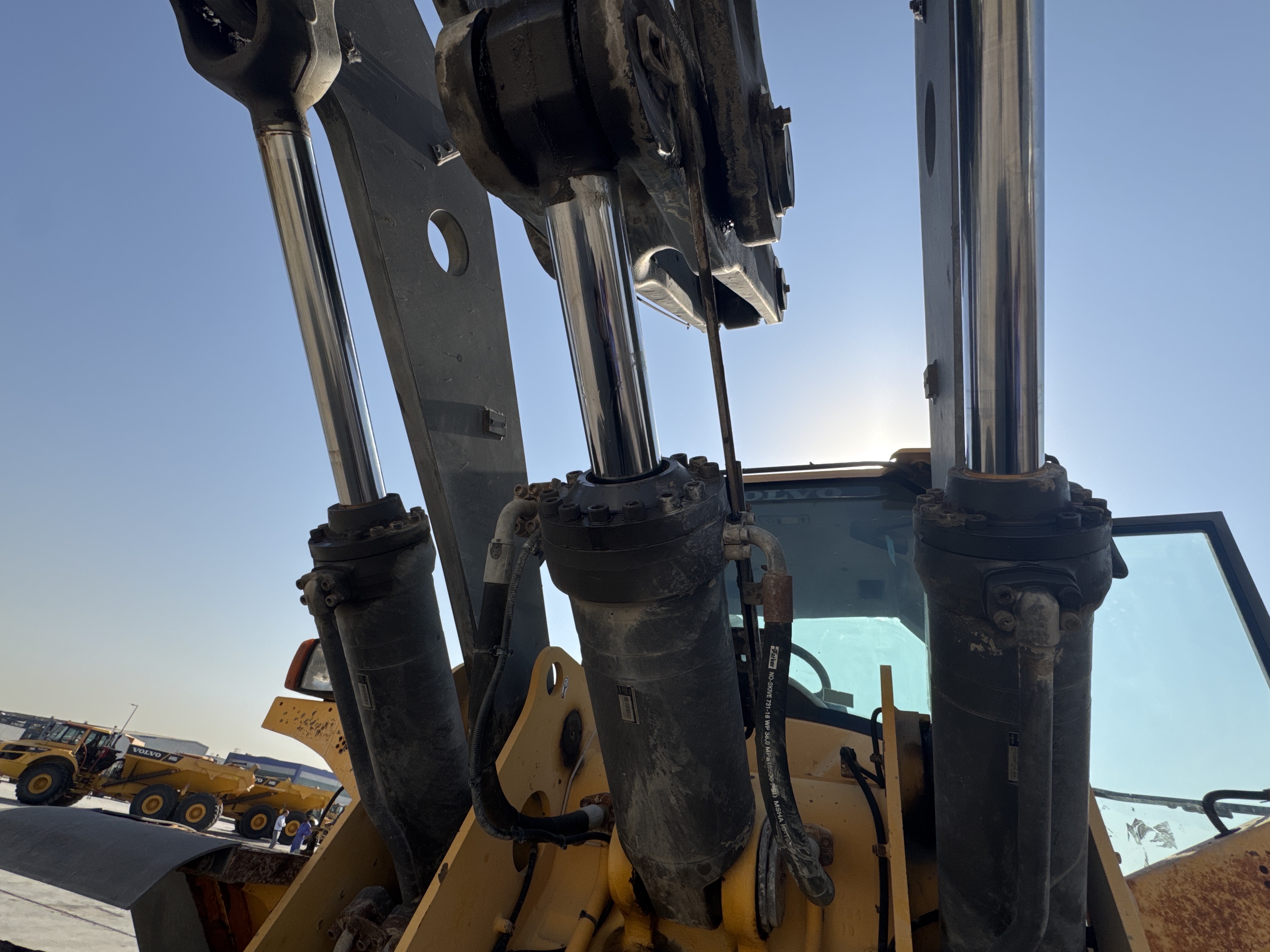 WHL-004-Volvo-L120F-Wheel-loaders-inspection-Hydraulics-Bucket-tilt-cylinders-2
