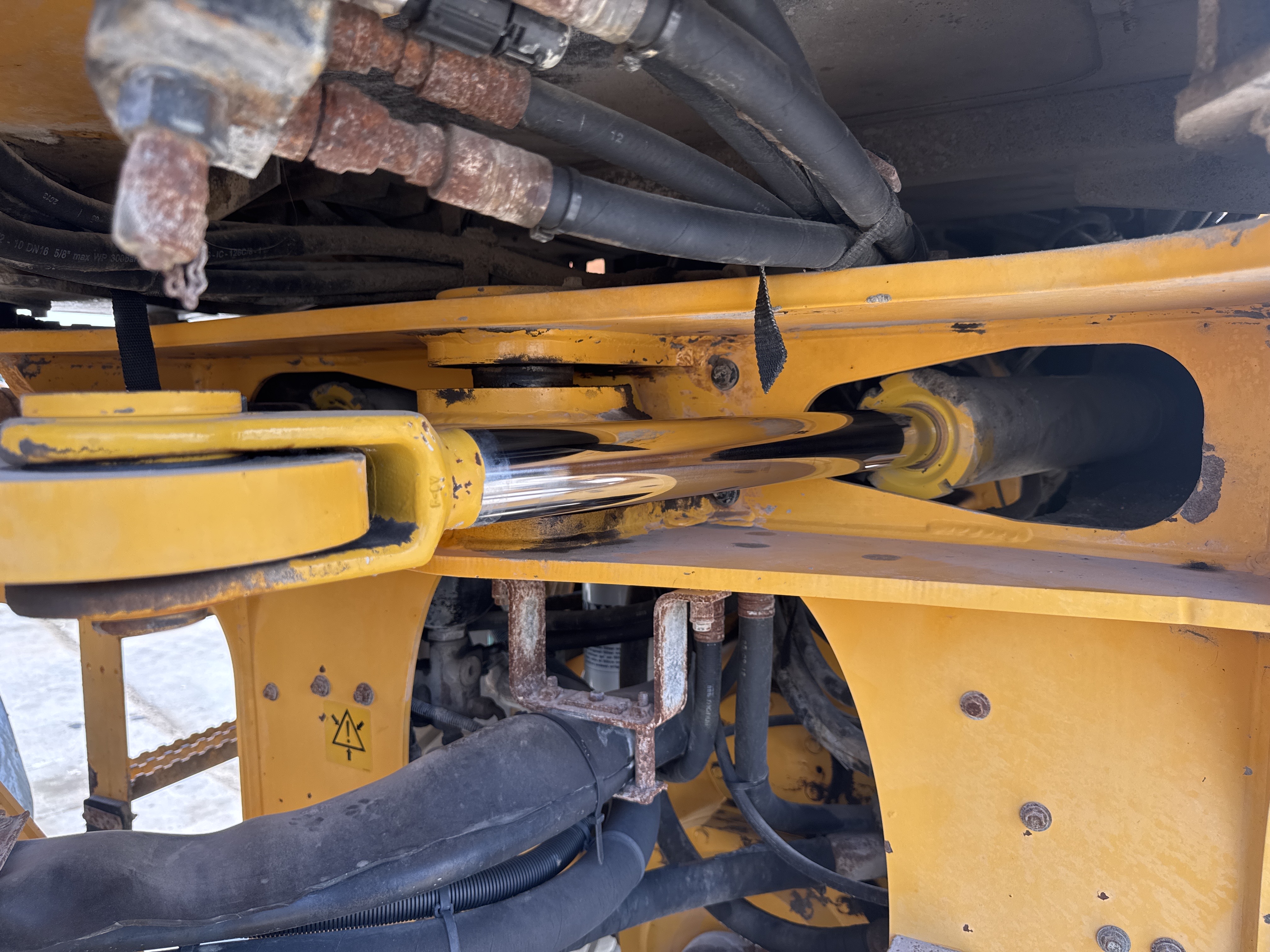 WHL-004-Volvo-L120F-Wheel-loaders-inspection-Hydraulics-Steering-cylinders-2