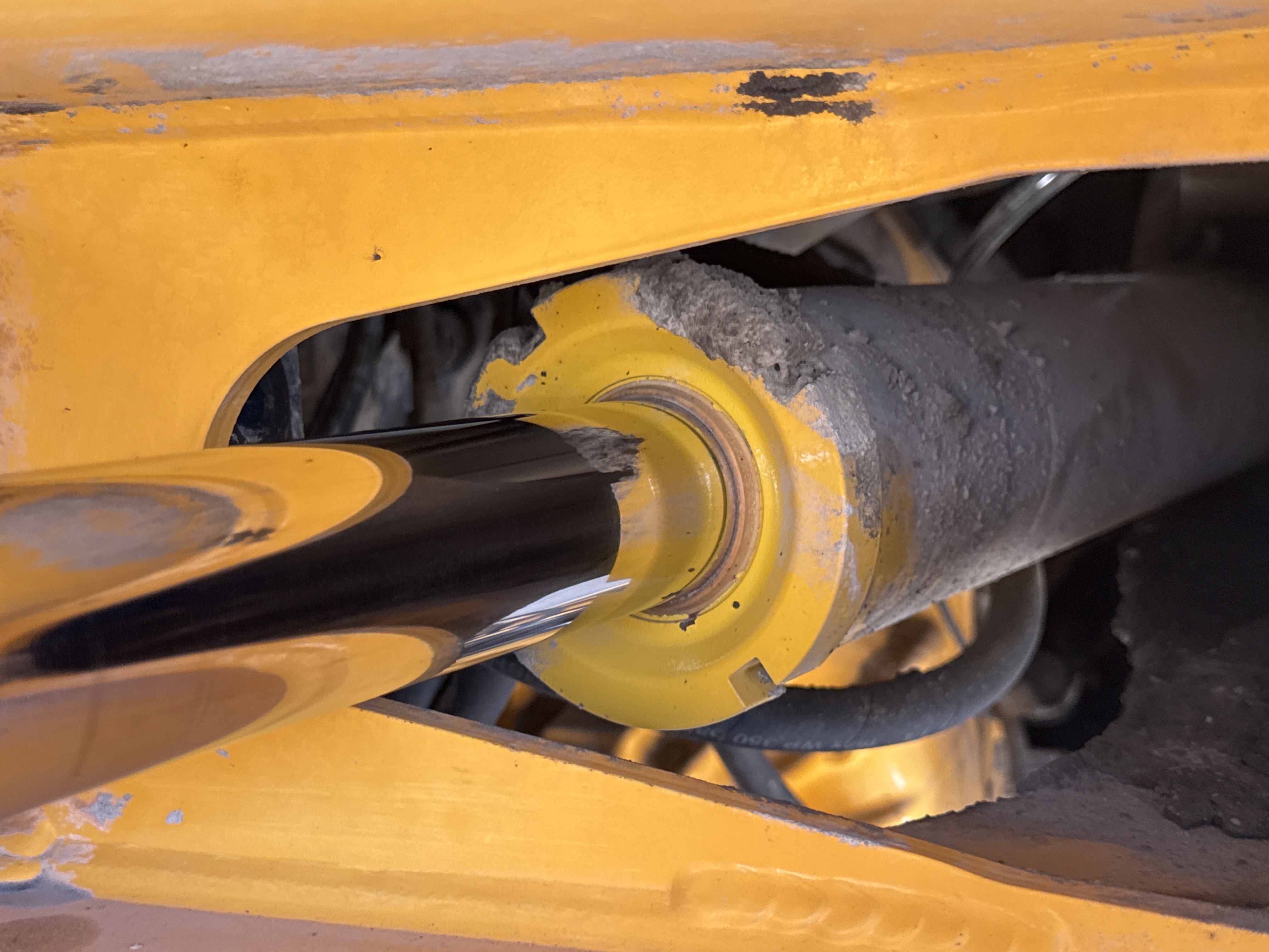 WHL-004-Volvo-L120F-Wheel-loaders-inspection-Hydraulics-Steering-cylinders-2
