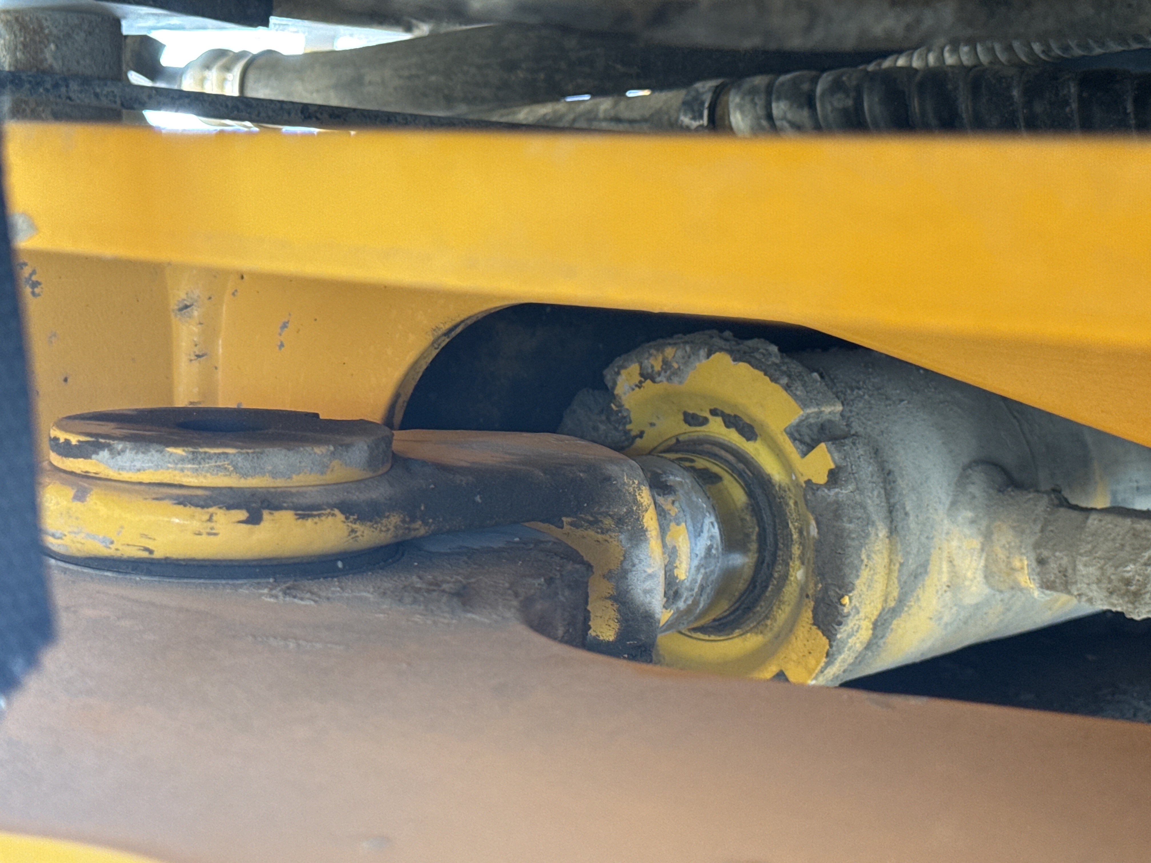 WHL-004-Volvo-L120F-Wheel-loaders-inspection-Hydraulics-Steering-cylinders-2