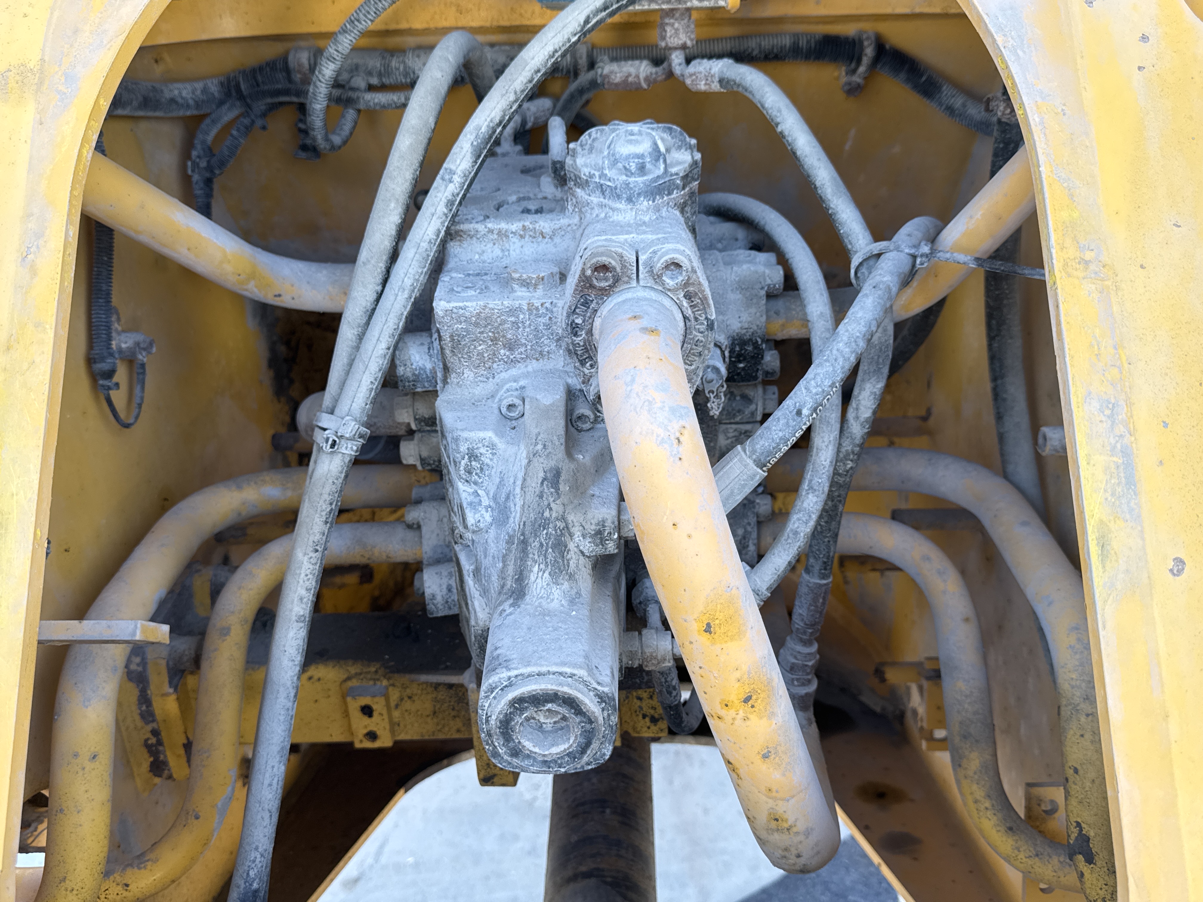 WHL-004-Volvo-L120F-Wheel-loaders-inspection-Hydraulics-Main-control-valve-(MCV)-2