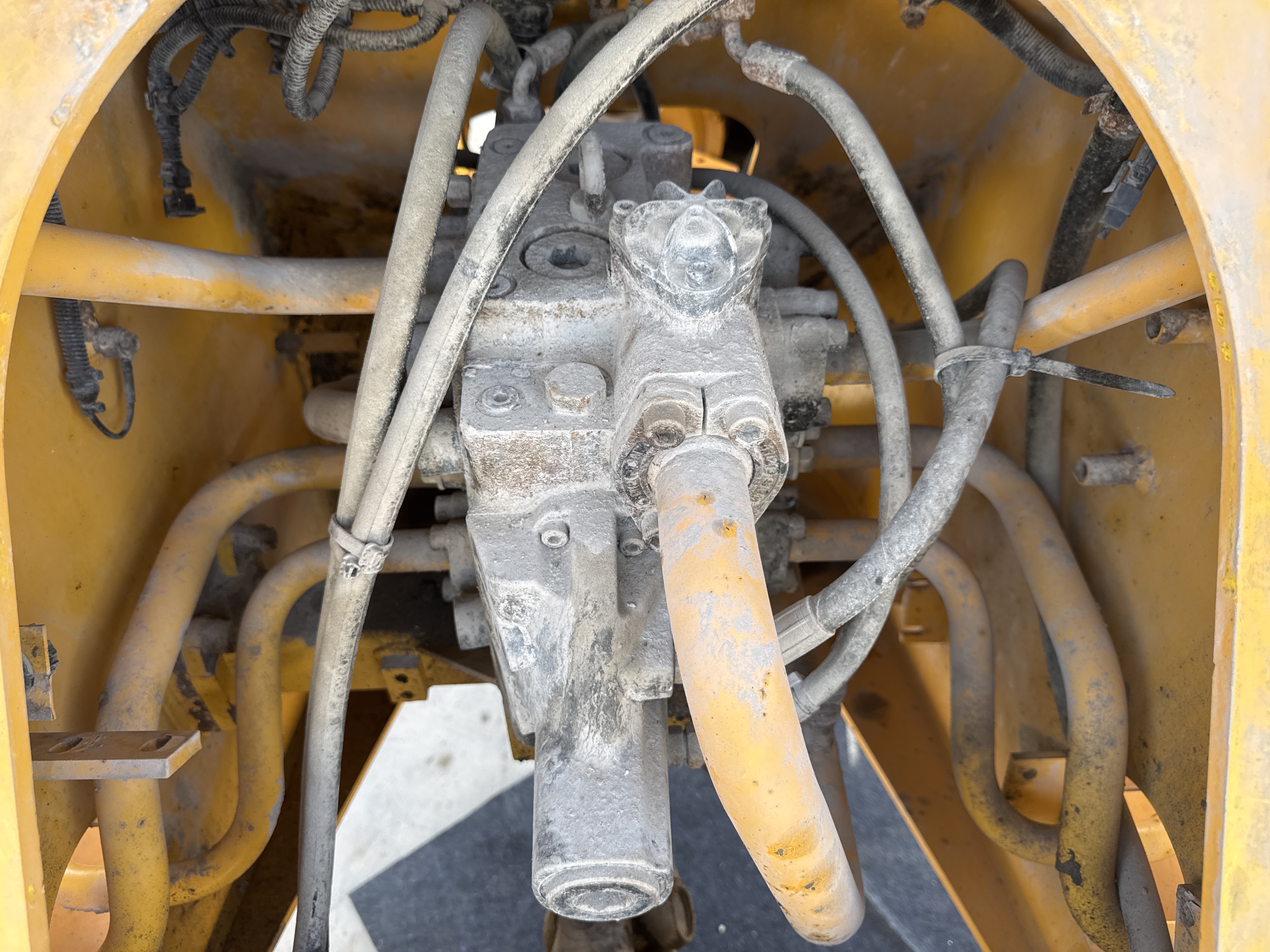 WHL-004-Volvo-L120F-Wheel-loaders-inspection-Hydraulics-Main-control-valve-(MCV)-2