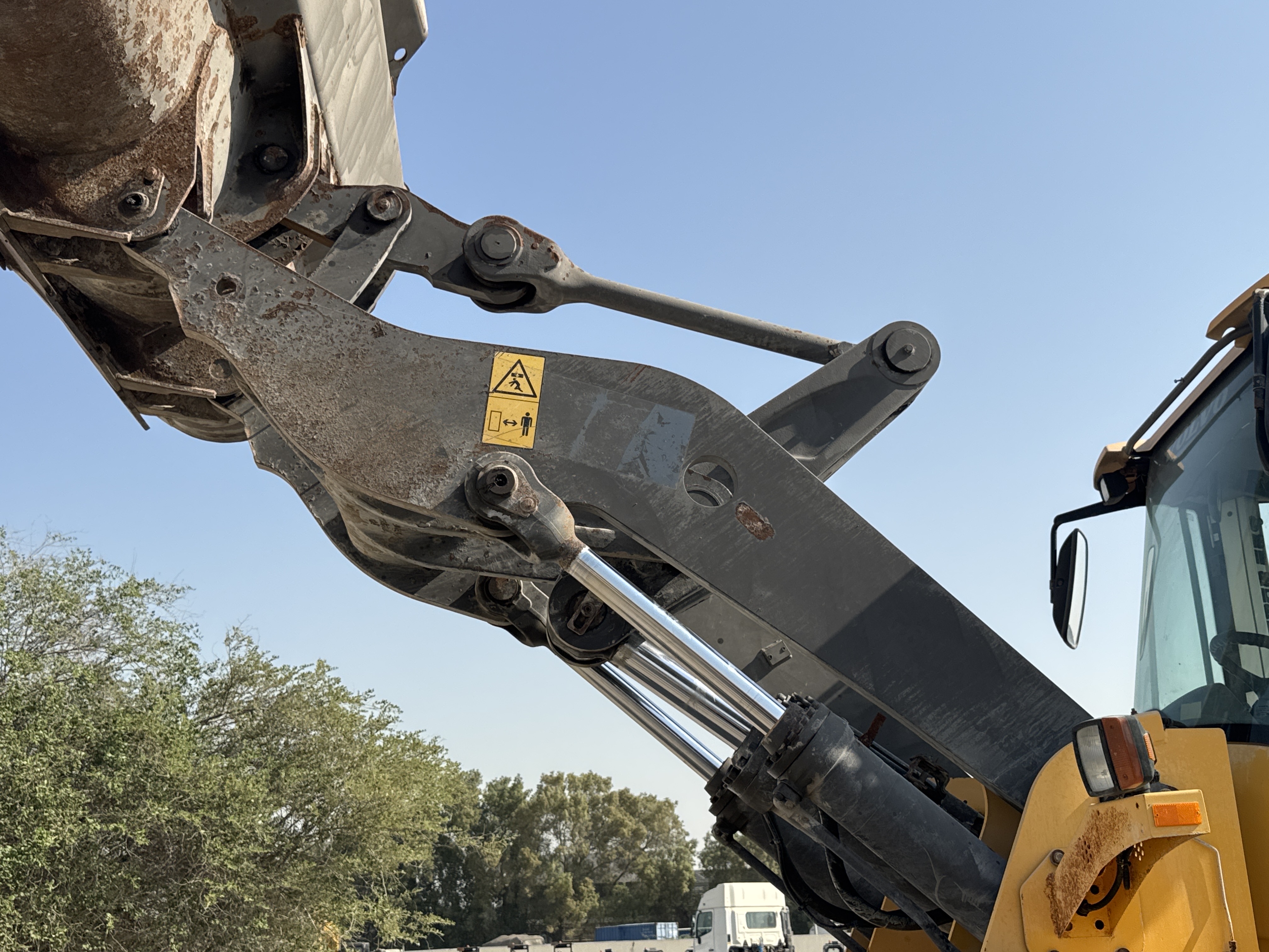 WHL-004-Volvo-L120F-Wheel-loaders-inspection-Chassis-Lift-arm-2