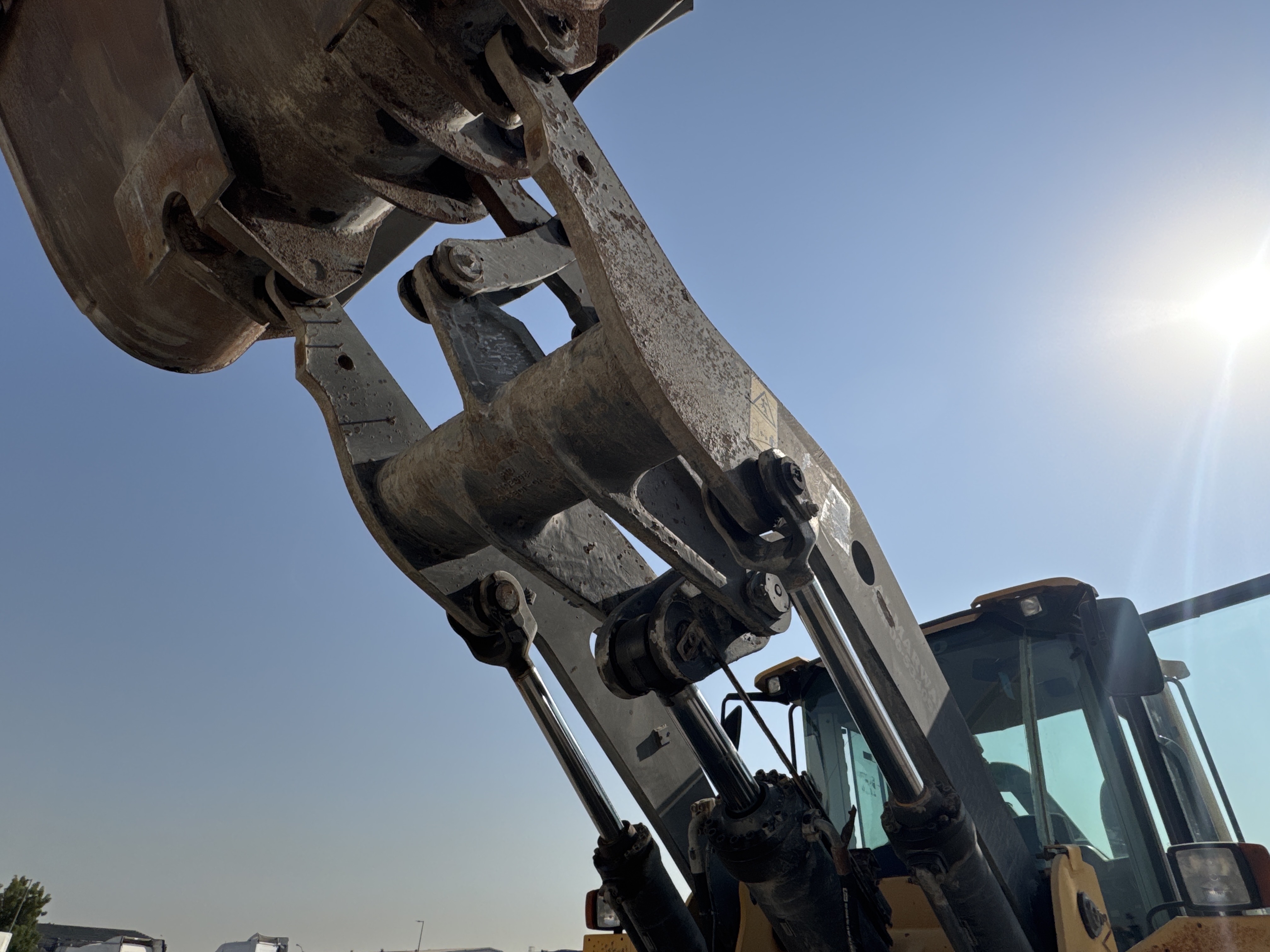 WHL-004-Volvo-L120F-Wheel-loaders-inspection-Chassis-Lift-arm-2