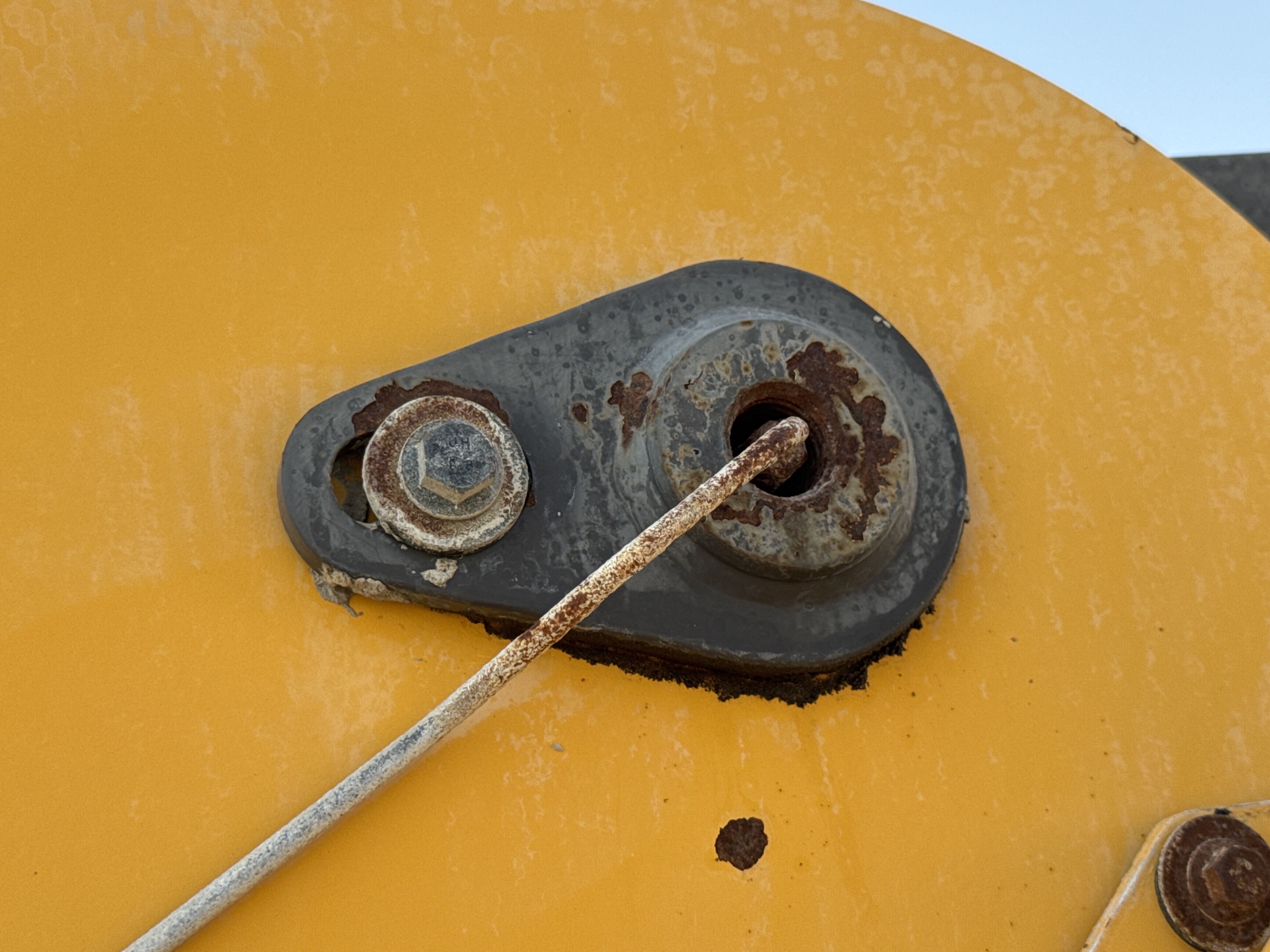 WHL-004-Volvo-L120F-Wheel-loaders-inspection-Chassis-Lift-arm-base-pin-and-bushings-2