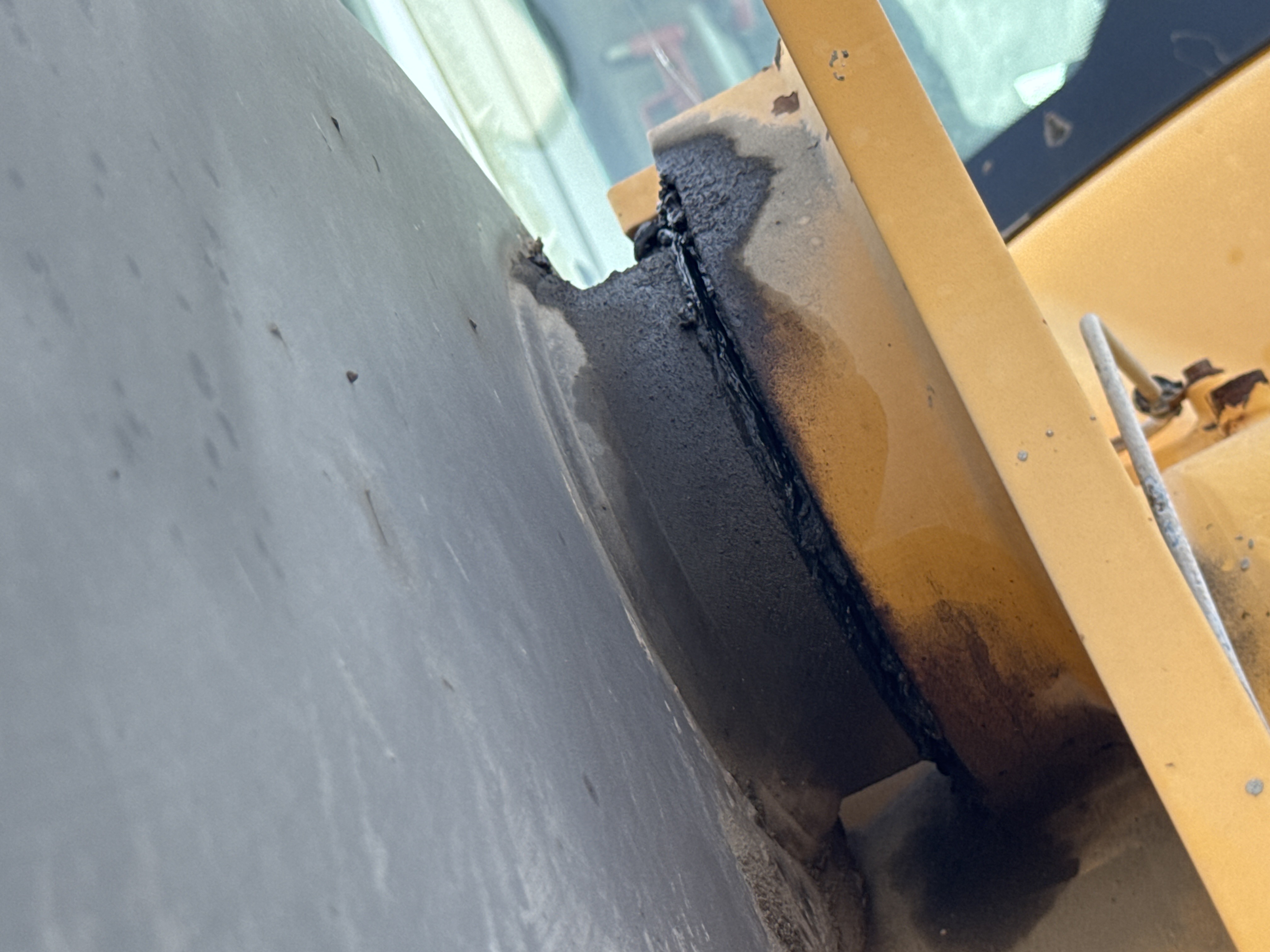 WHL-004-Volvo-L120F-Wheel-loaders-inspection-Chassis-Lift-arm-base-pin-and-bushings-2