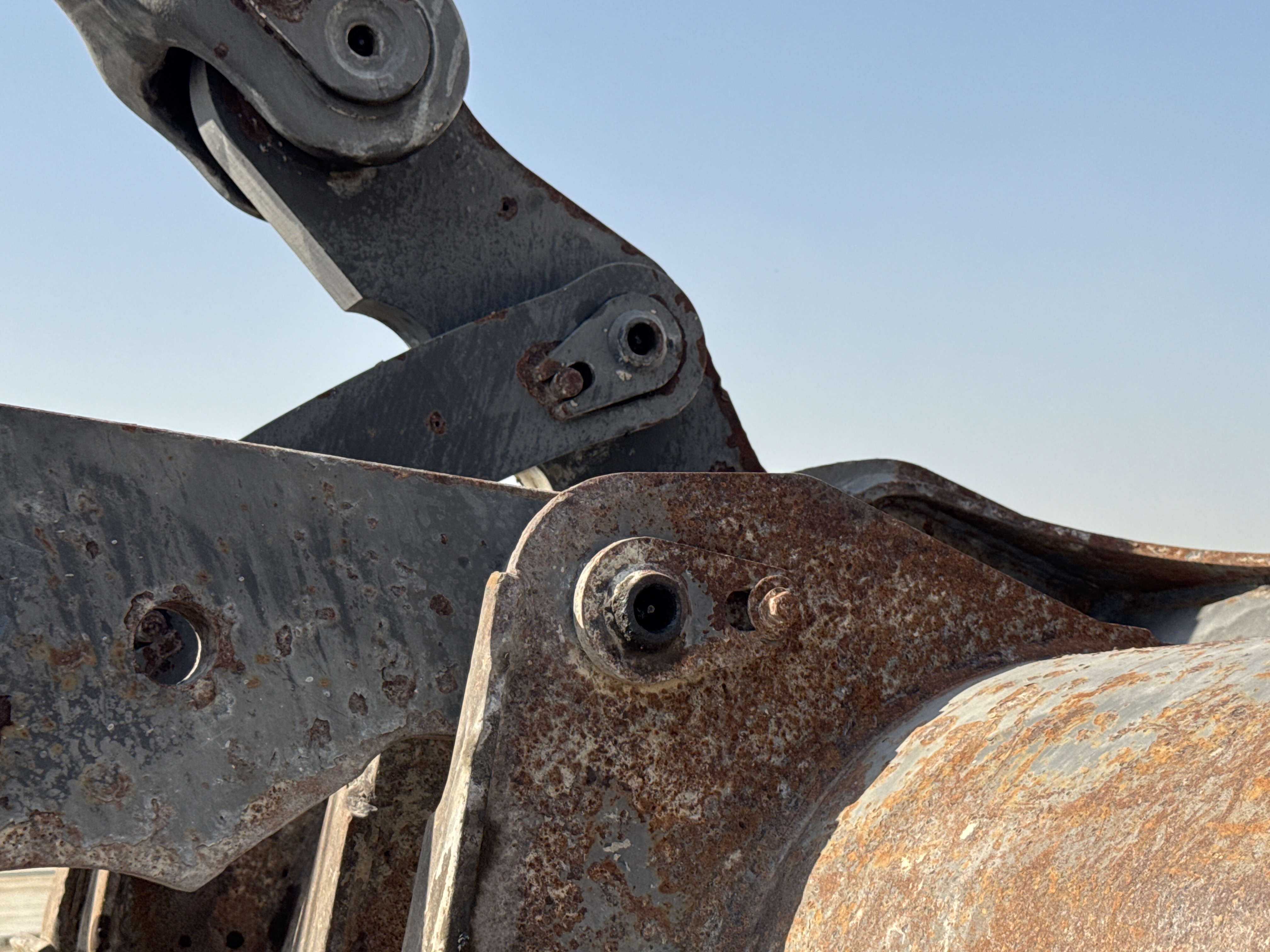 WHL-004-Volvo-L120F-Wheel-loaders-inspection-Chassis-Pins-and-bushings-lift-arm-to-bucket-2