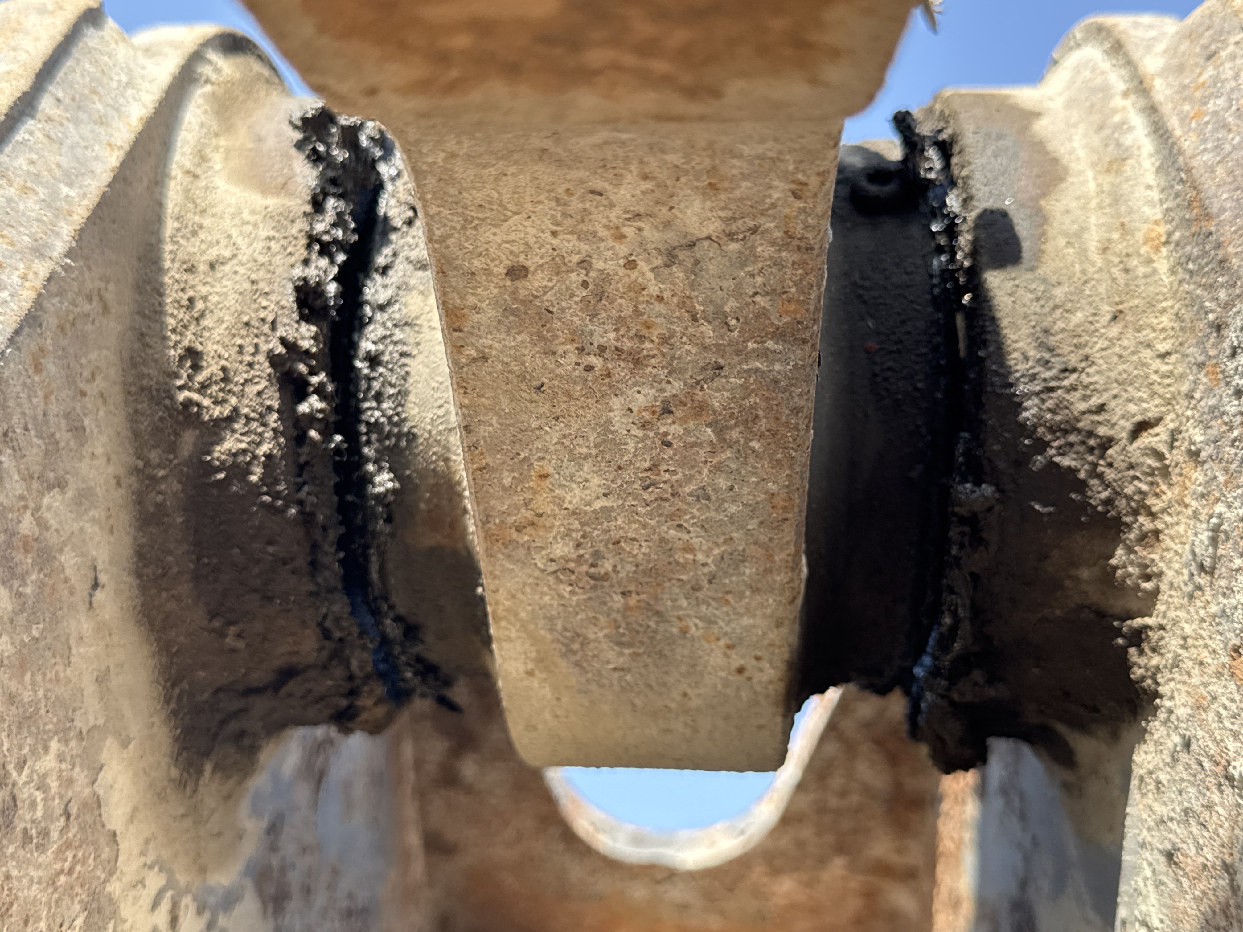 WHL-004-Volvo-L120F-Wheel-loaders-inspection-Chassis-Pins-and-bushings-lift-arm-to-bucket-2