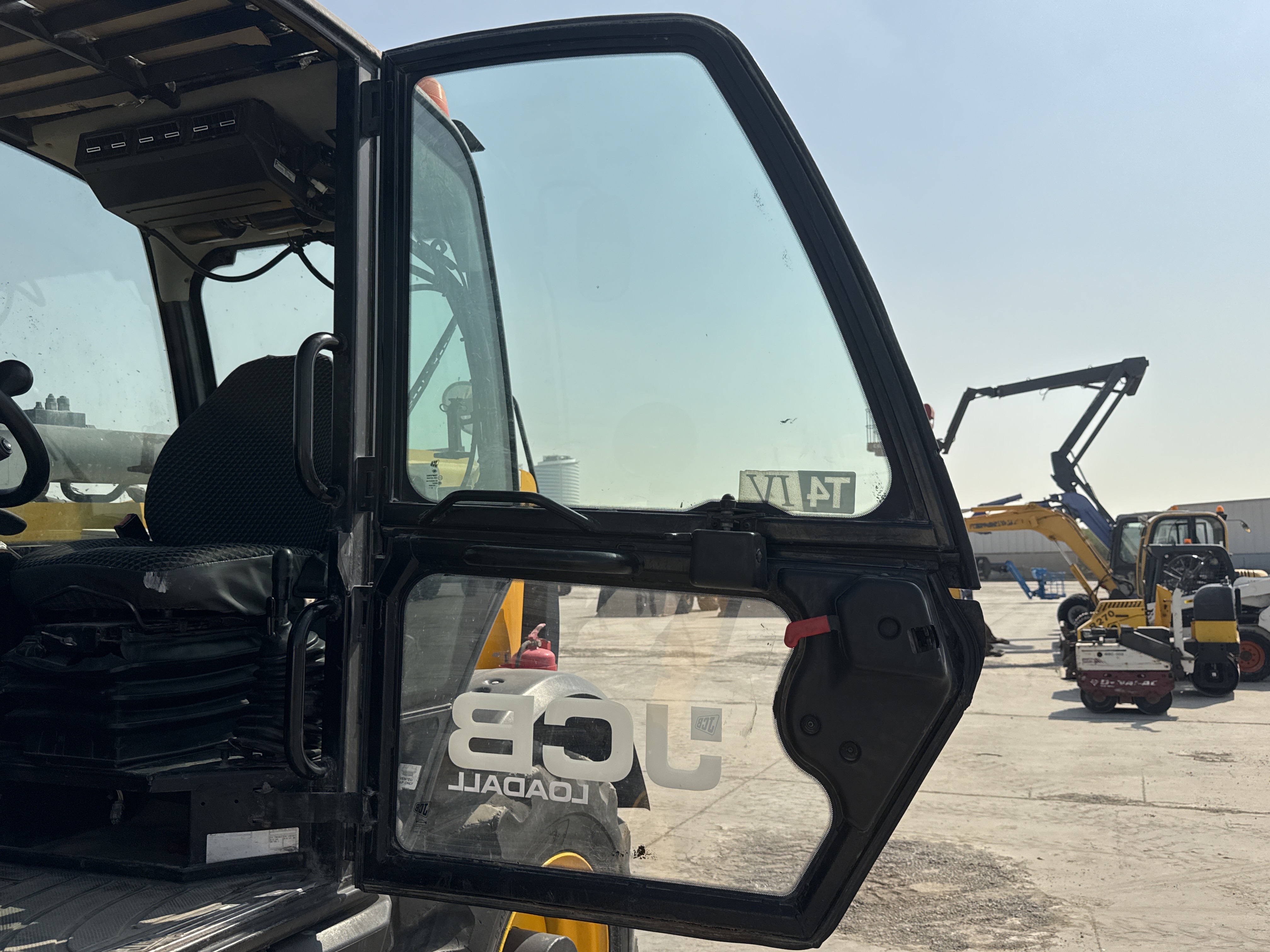 THM-003-JCB-540-170-Telehandlers-inspection-Structure-Doors-2