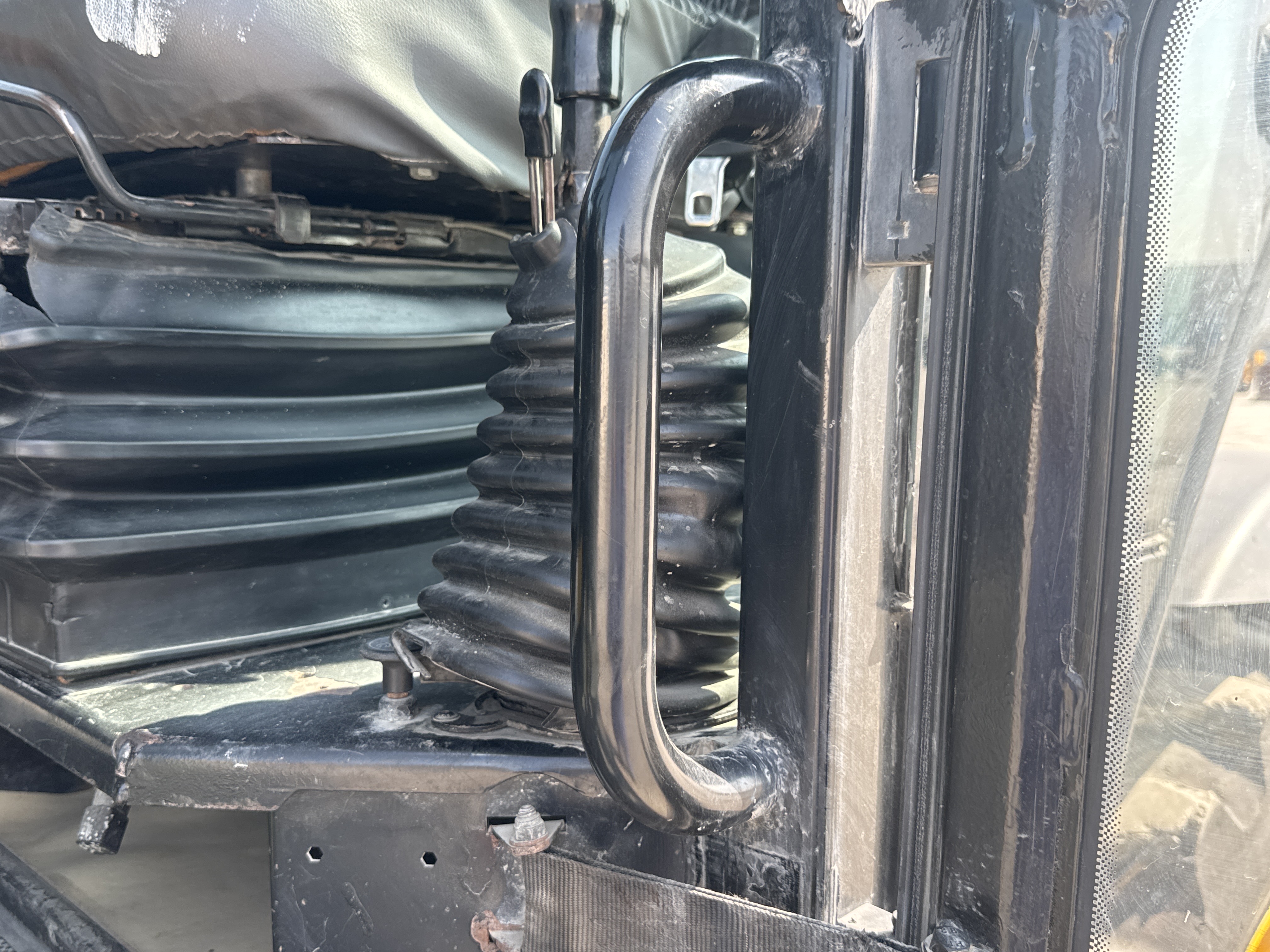 THM-003-JCB-540-170-Telehandlers-inspection-Structure-Handrails-2