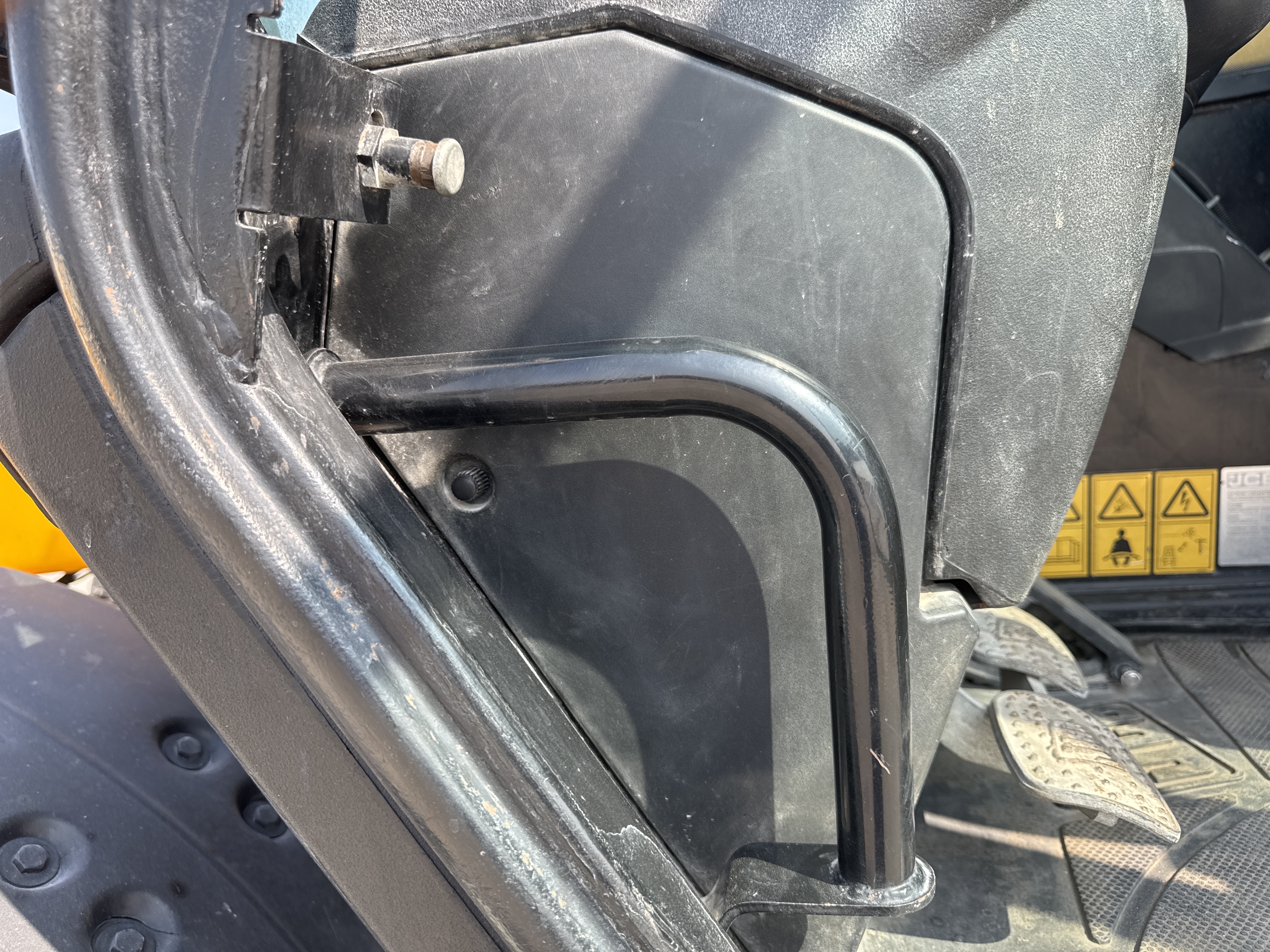 THM-003-JCB-540-170-Telehandlers-inspection-Structure-Handrails-2