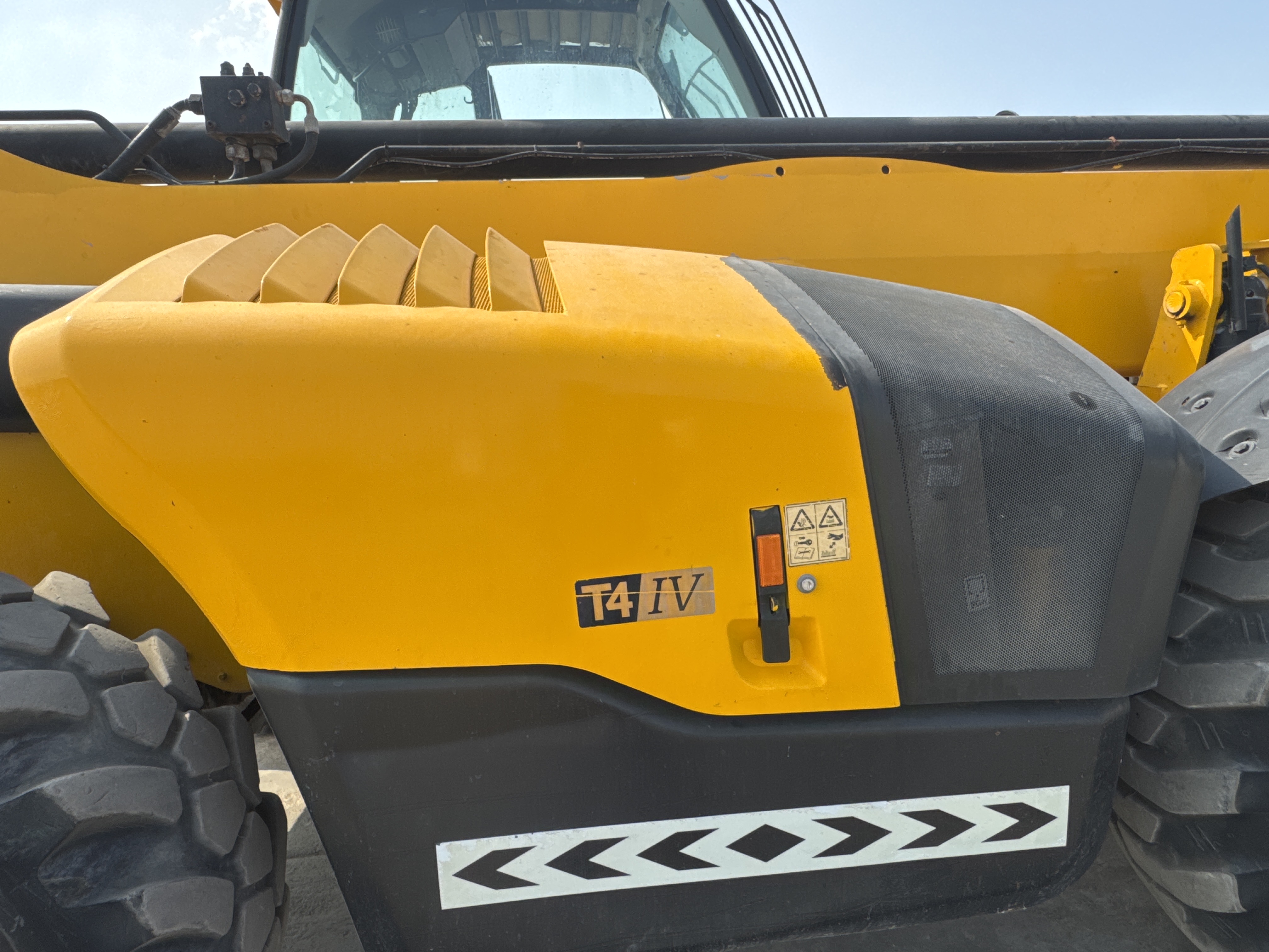 THM-003-JCB-540-170-Telehandlers-inspection-Structure-Sheet-metal-(fiberglass)-2