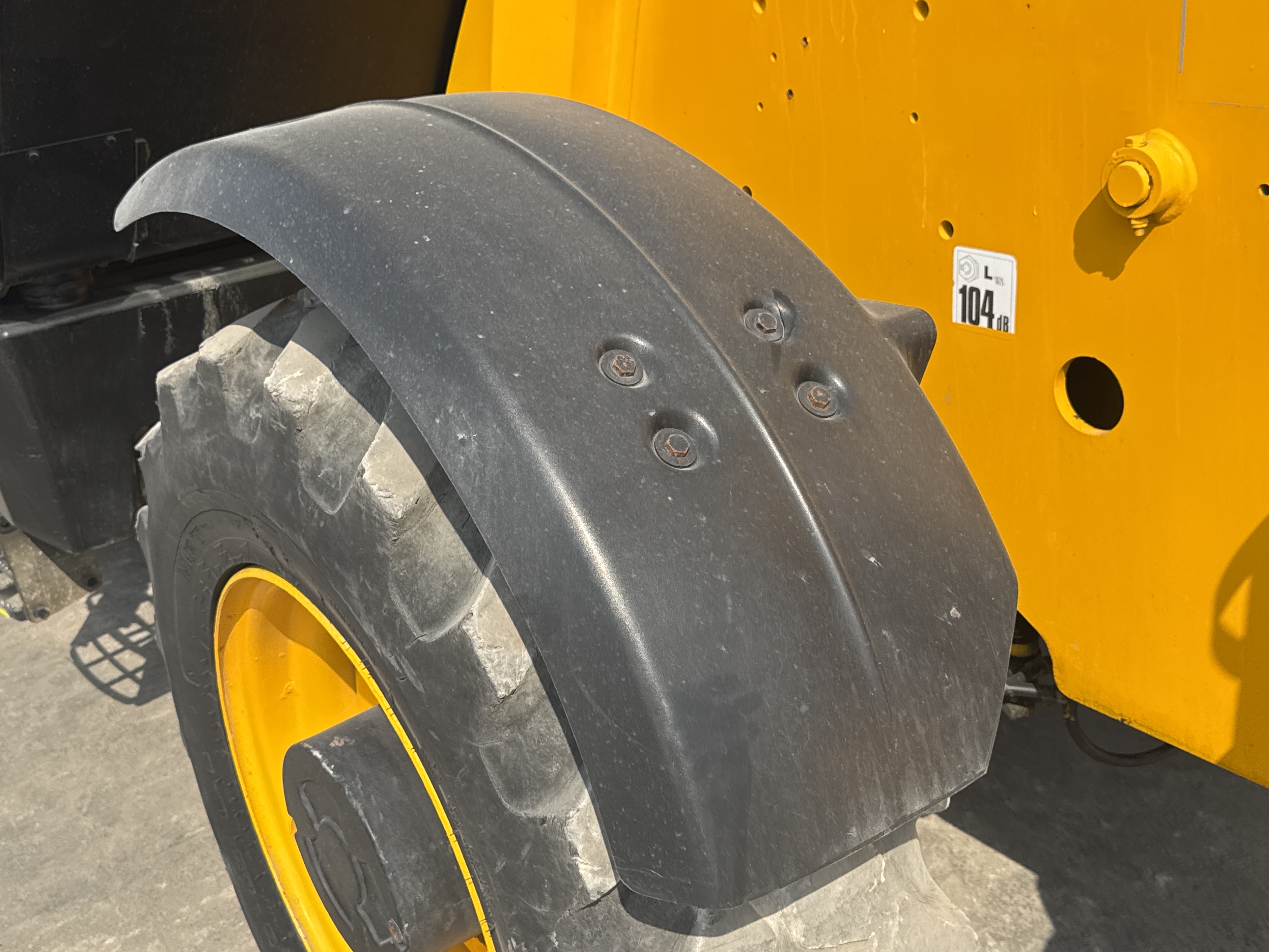 THM-003-JCB-540-170-Telehandlers-inspection-Structure-Sheet-metal-(fiberglass)-3