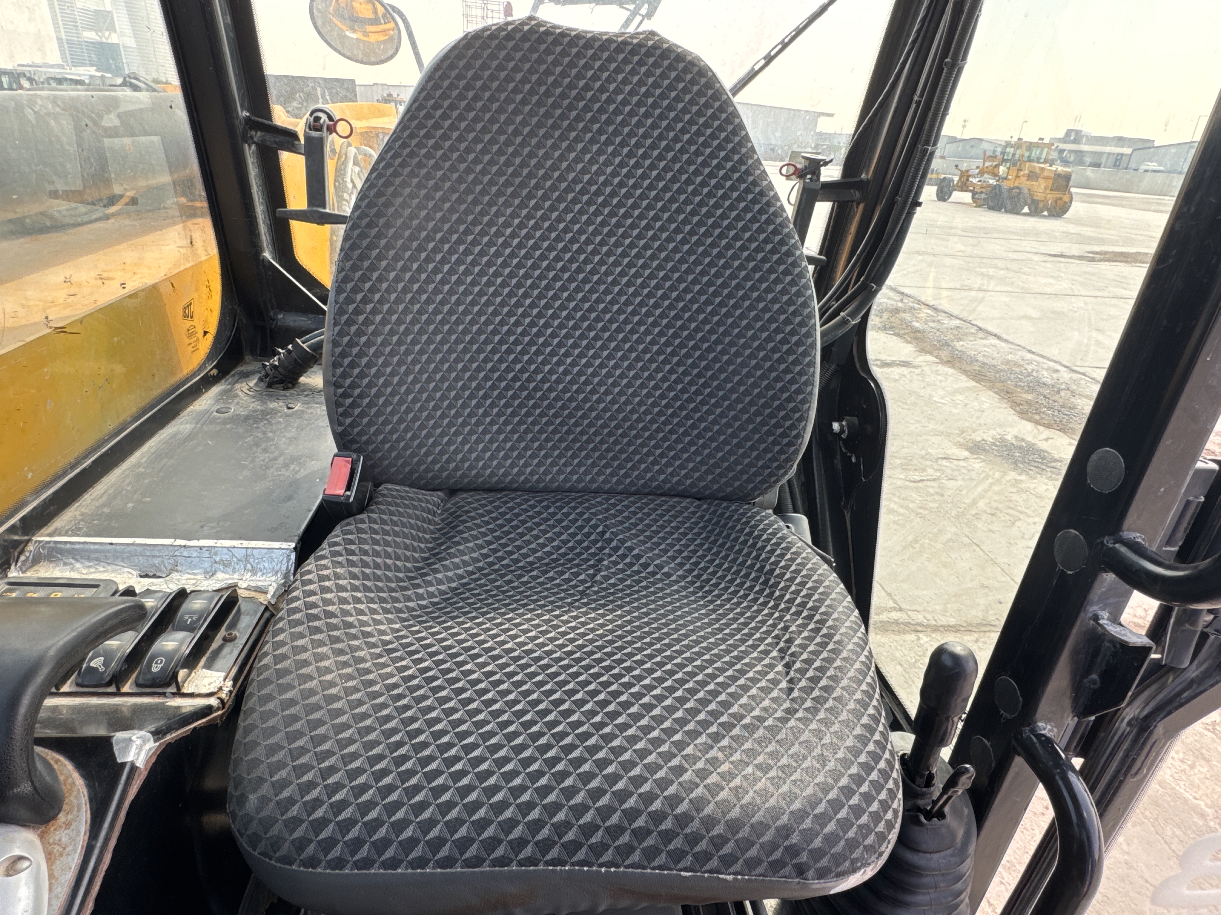 THM-003-JCB-540-170-Telehandlers-inspection-Cabin-Seats/armrests-2