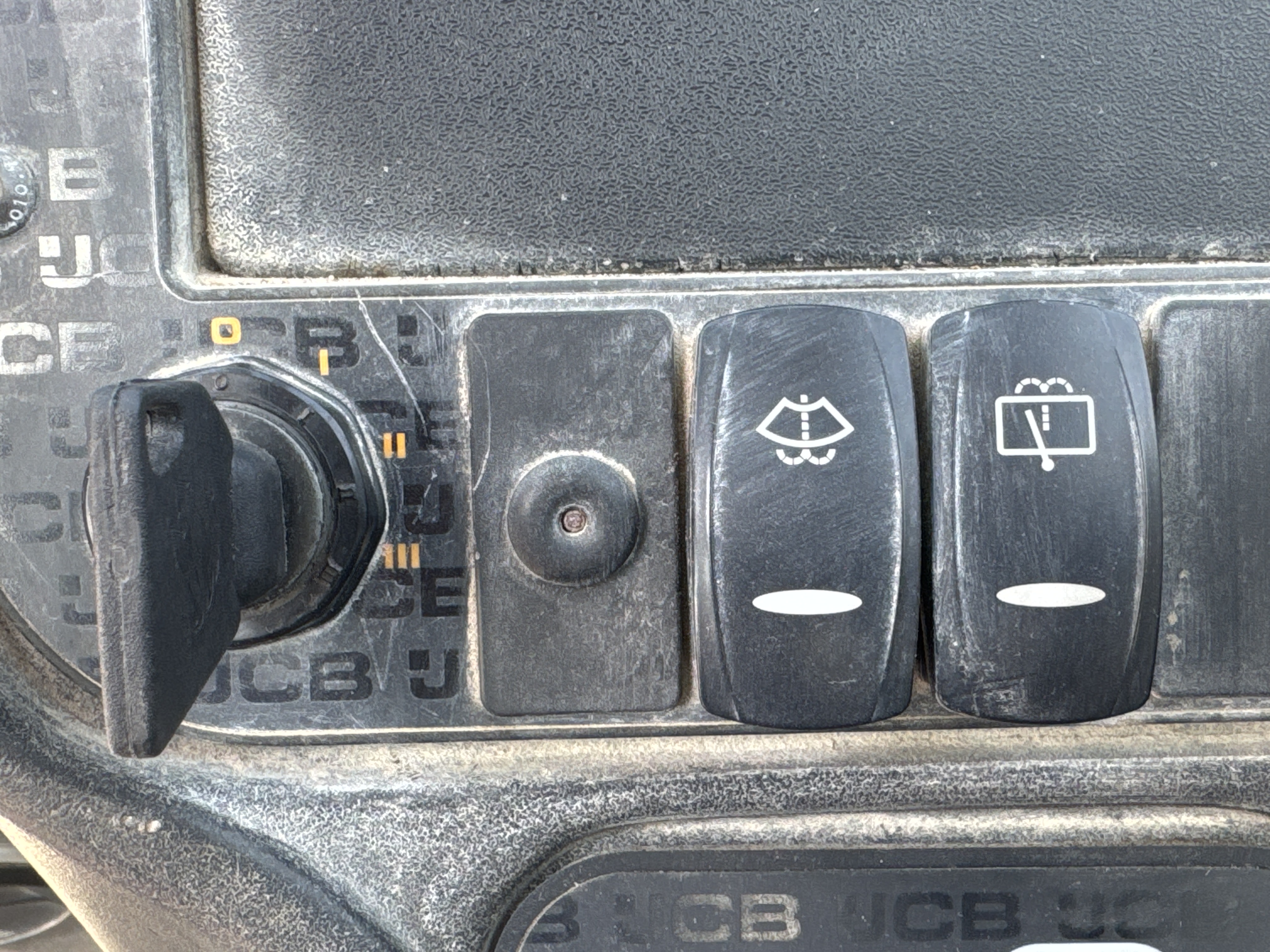THM-003-JCB-540-170-Telehandlers-inspection-Cabin-Electronic-instrument-board-2