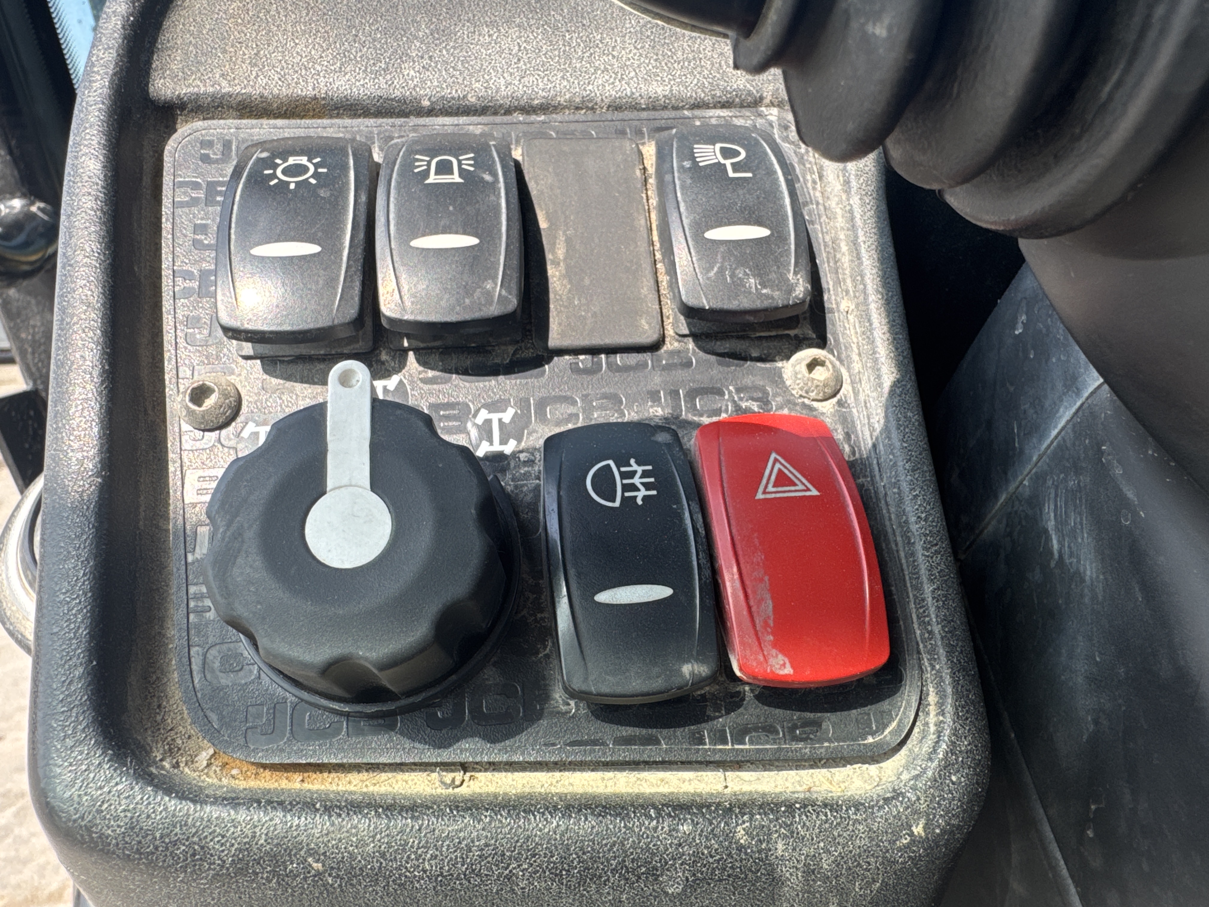 THM-003-JCB-540-170-Telehandlers-inspection-Cabin-Electronic-instrument-board-2