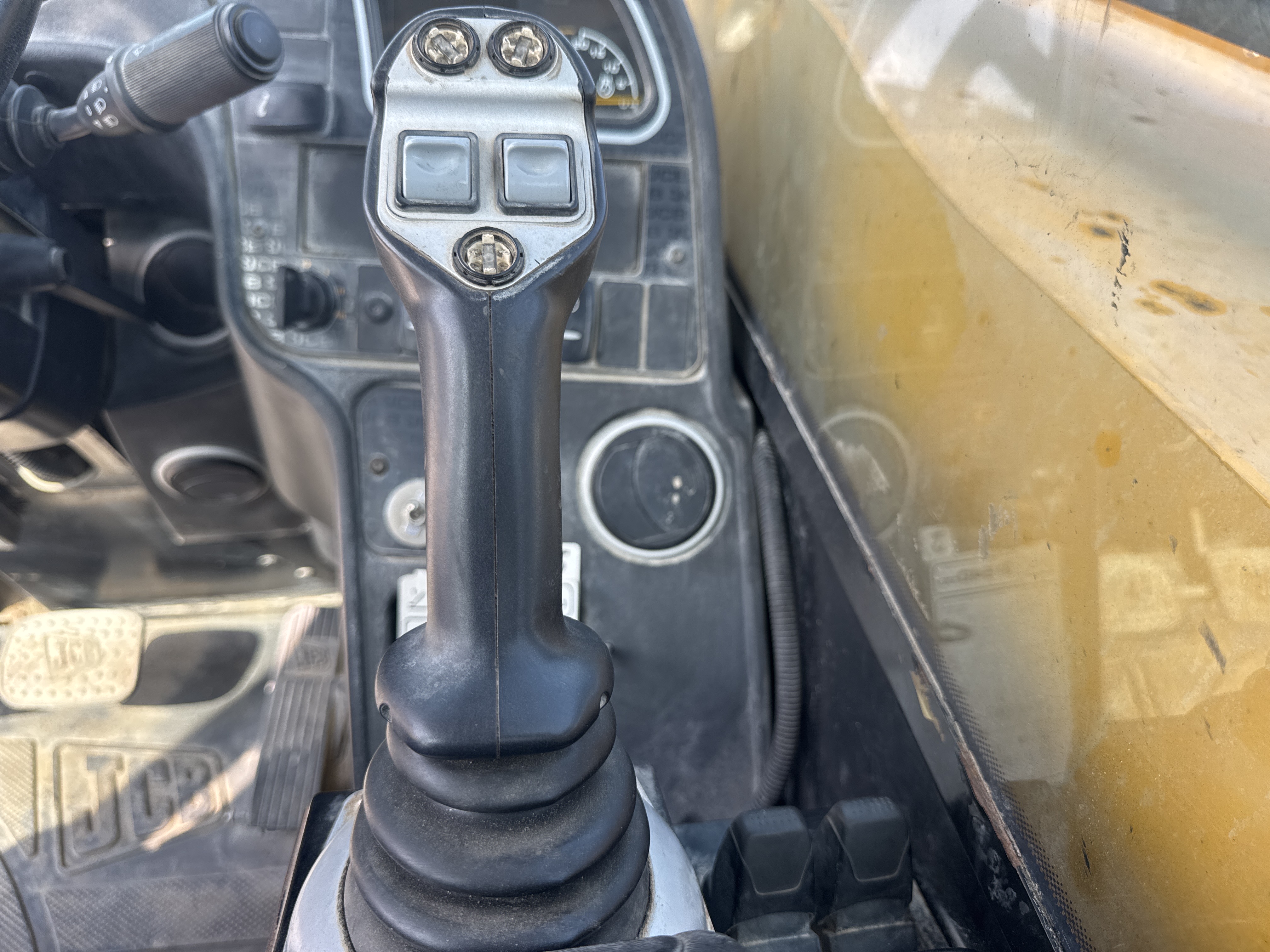 THM-003-JCB-540-170-Telehandlers-inspection-Cabin-Joysticks-2