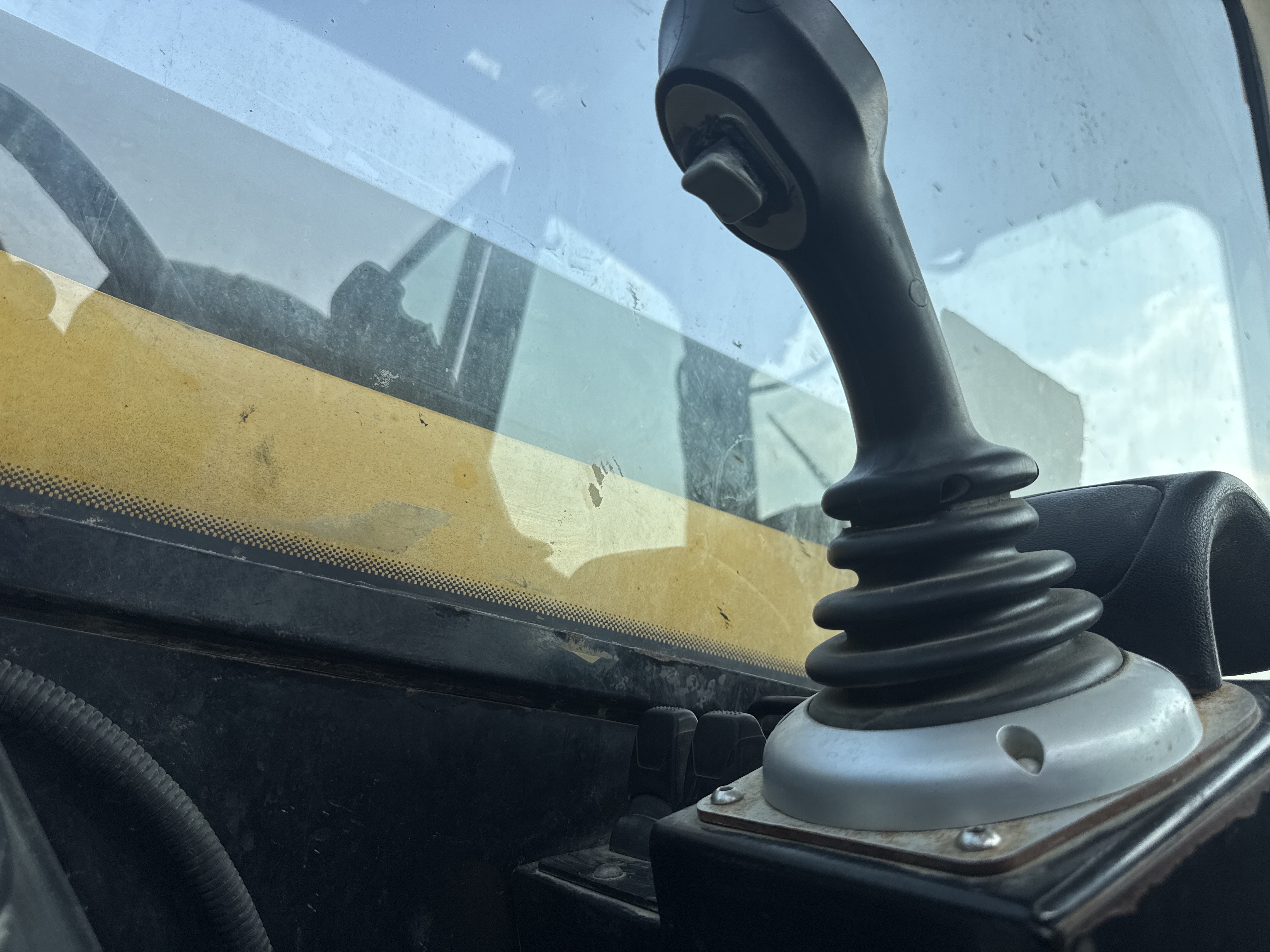THM-003-JCB-540-170-Telehandlers-inspection-Cabin-Joysticks-2