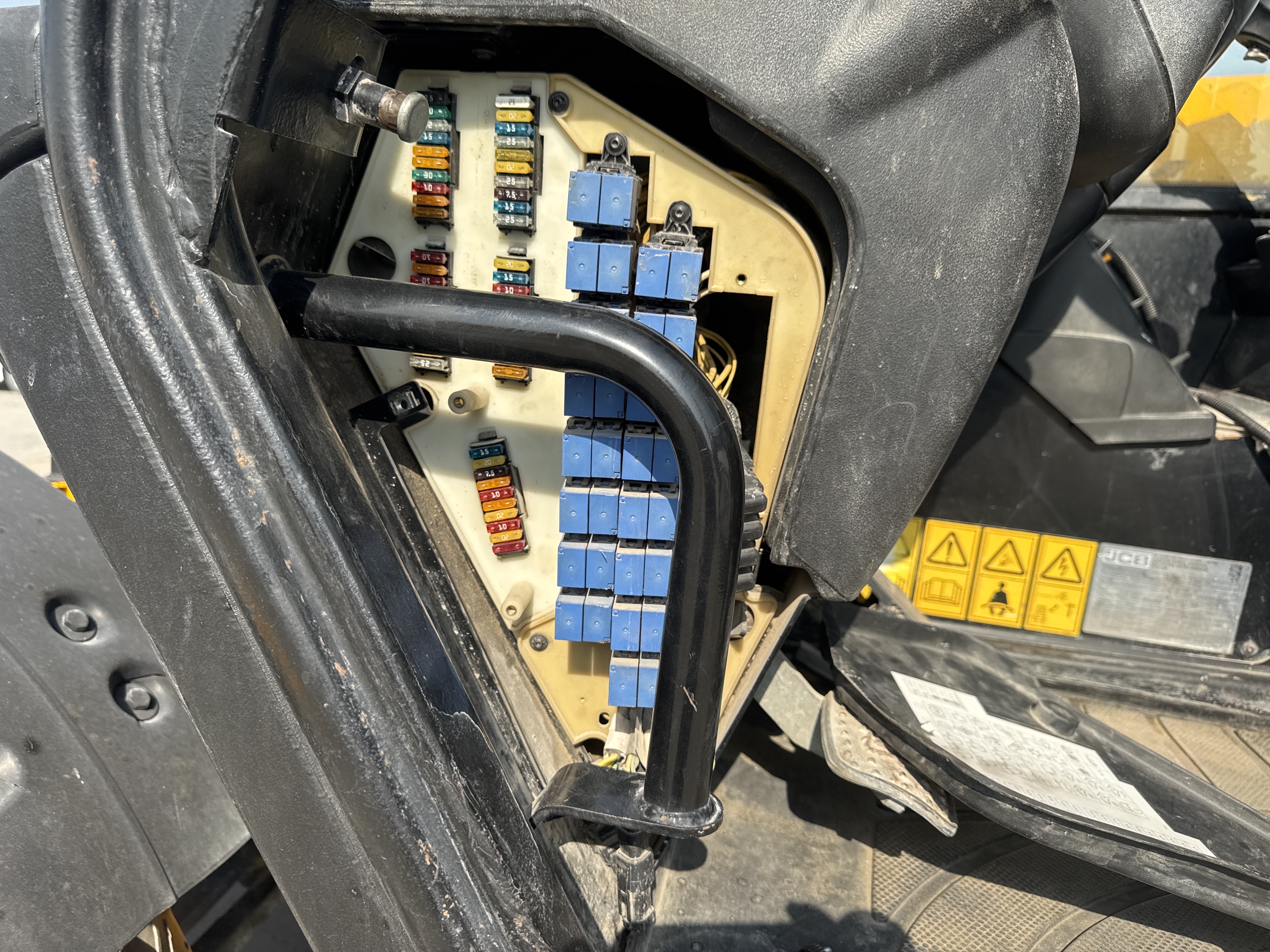 THM-003-JCB-540-170-Telehandlers-inspection-Electronics-Fuse-box-2