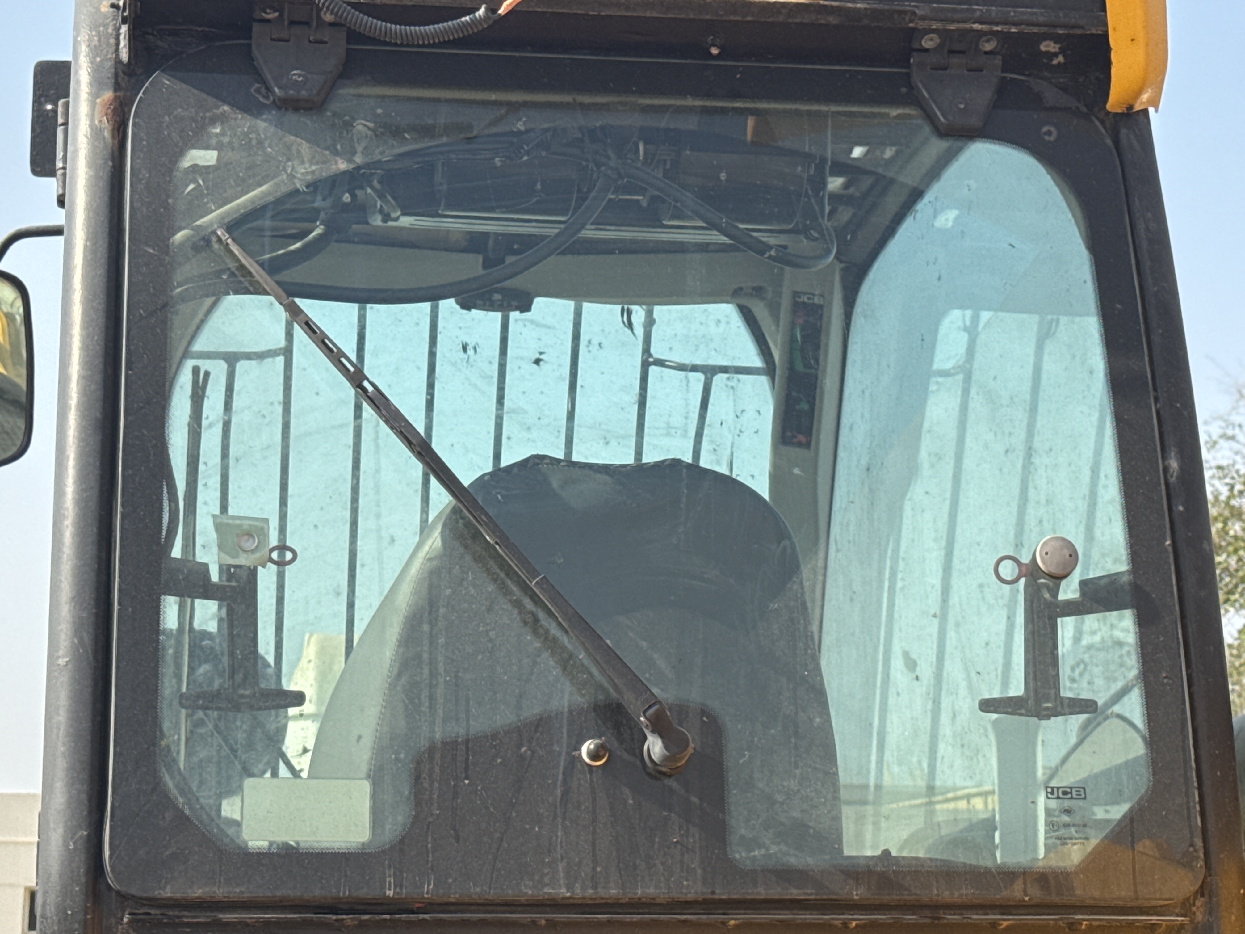 THM-003-JCB-540-170-Telehandlers-inspection-Safety-Glass-2