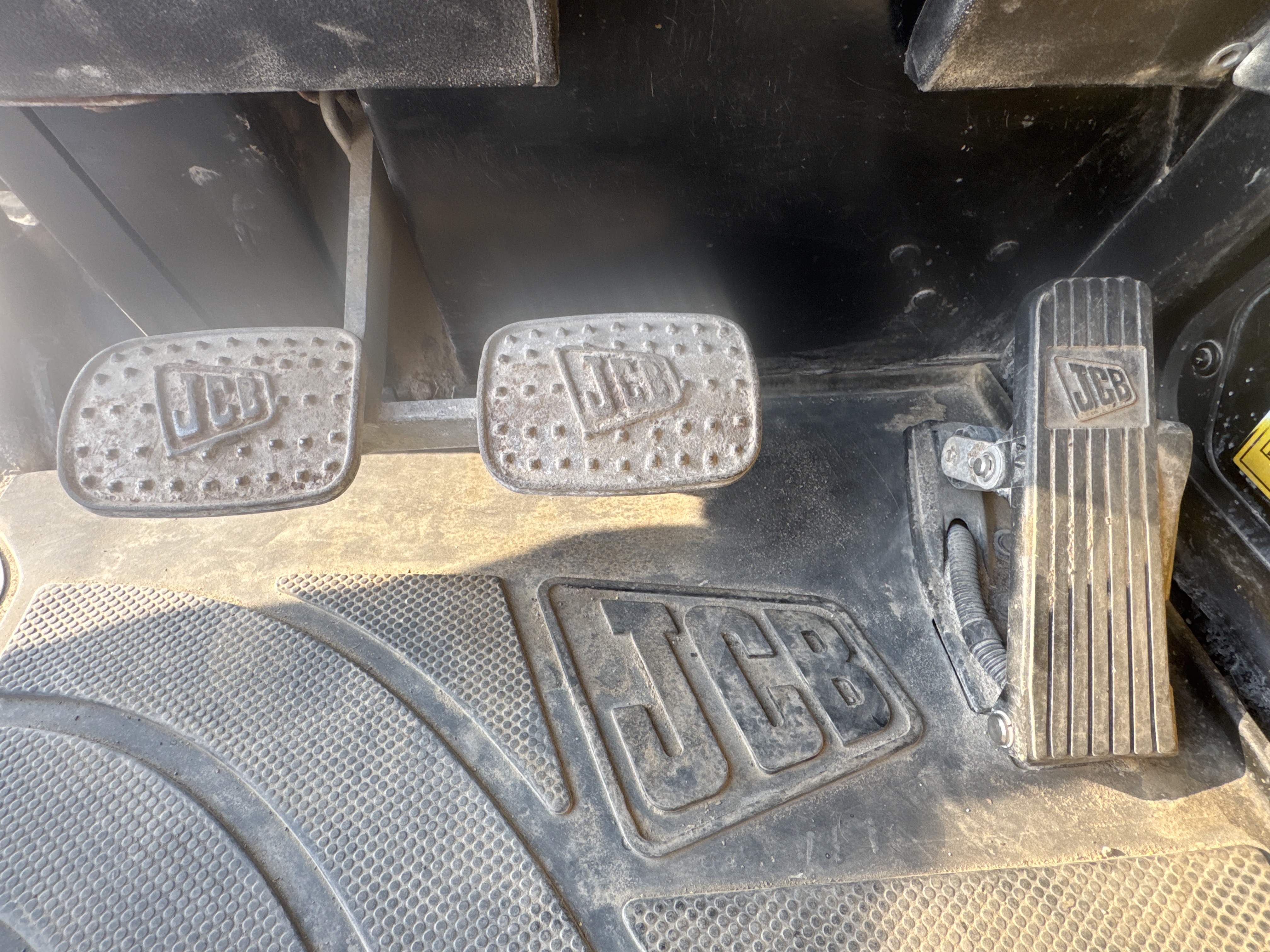 THM-003-JCB-540-170-Telehandlers-inspection-Cabin-Pedals-1