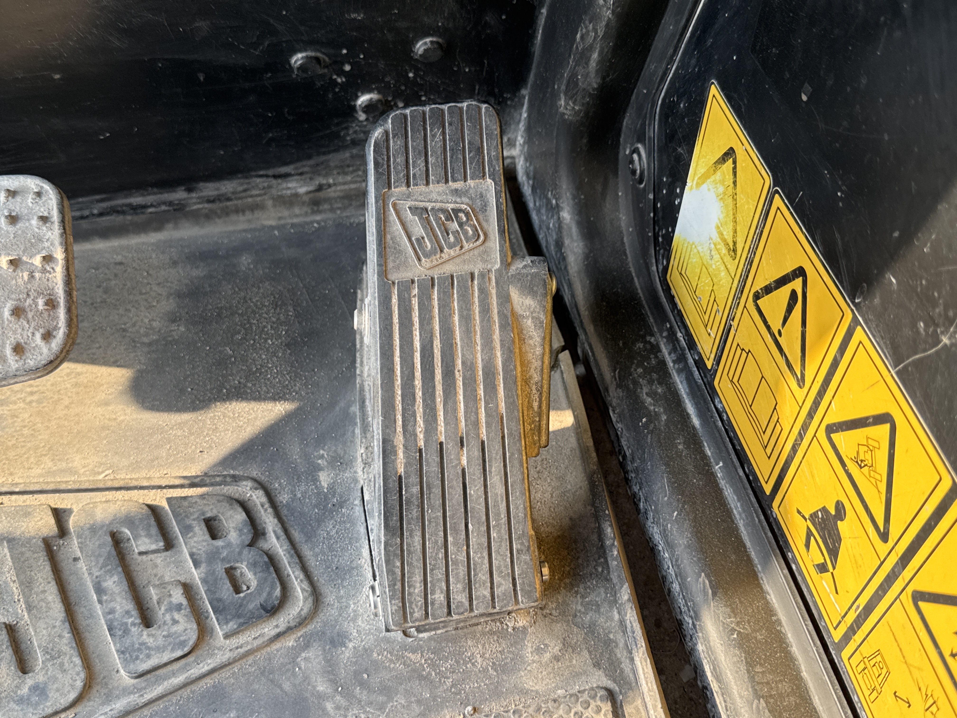 THM-003-JCB-540-170-Telehandlers-inspection-Cabin-Pedals-2