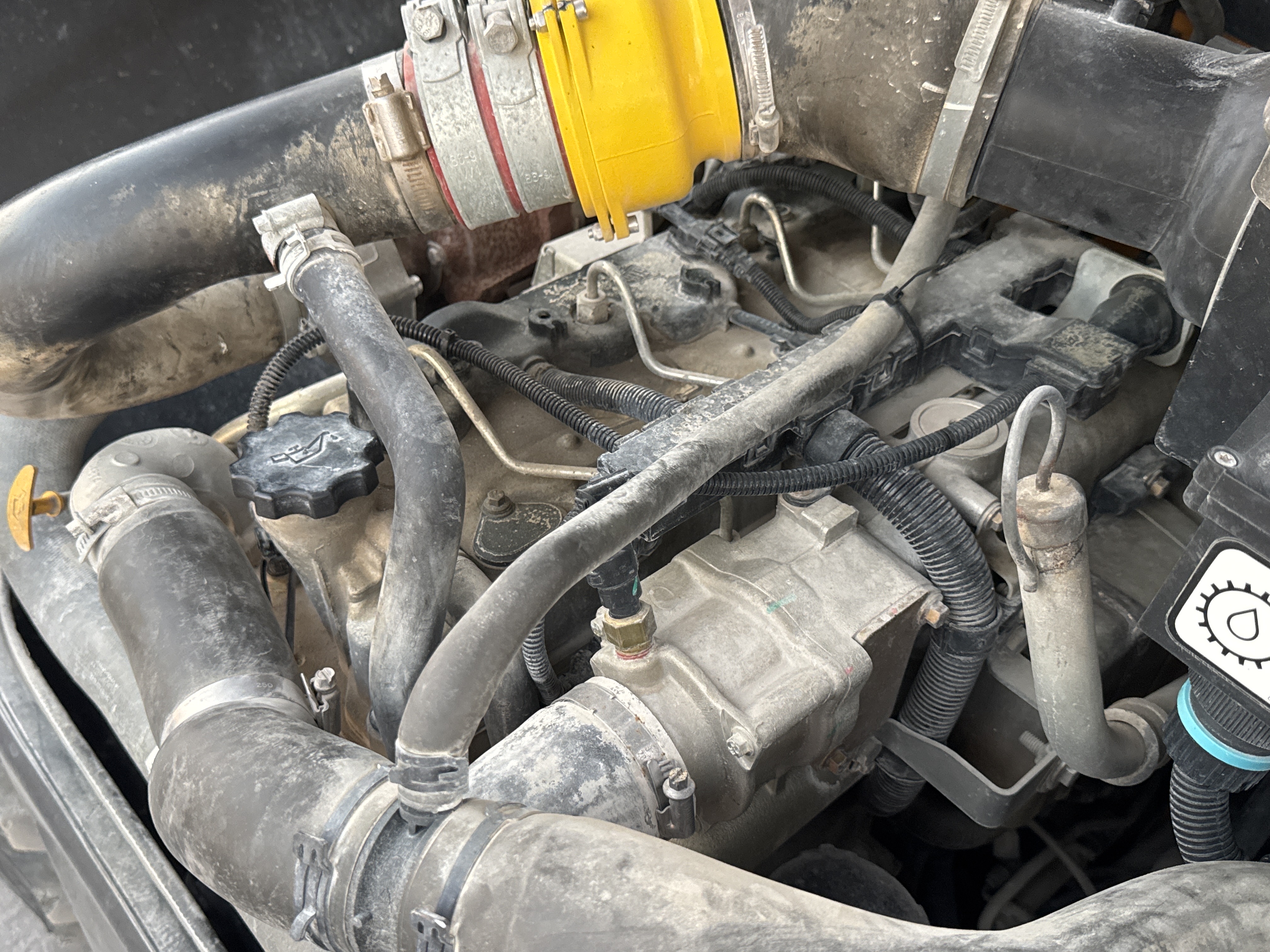 THM-003-JCB-540-170-Telehandlers-inspection-Engine-Engine-oil-leaks-2