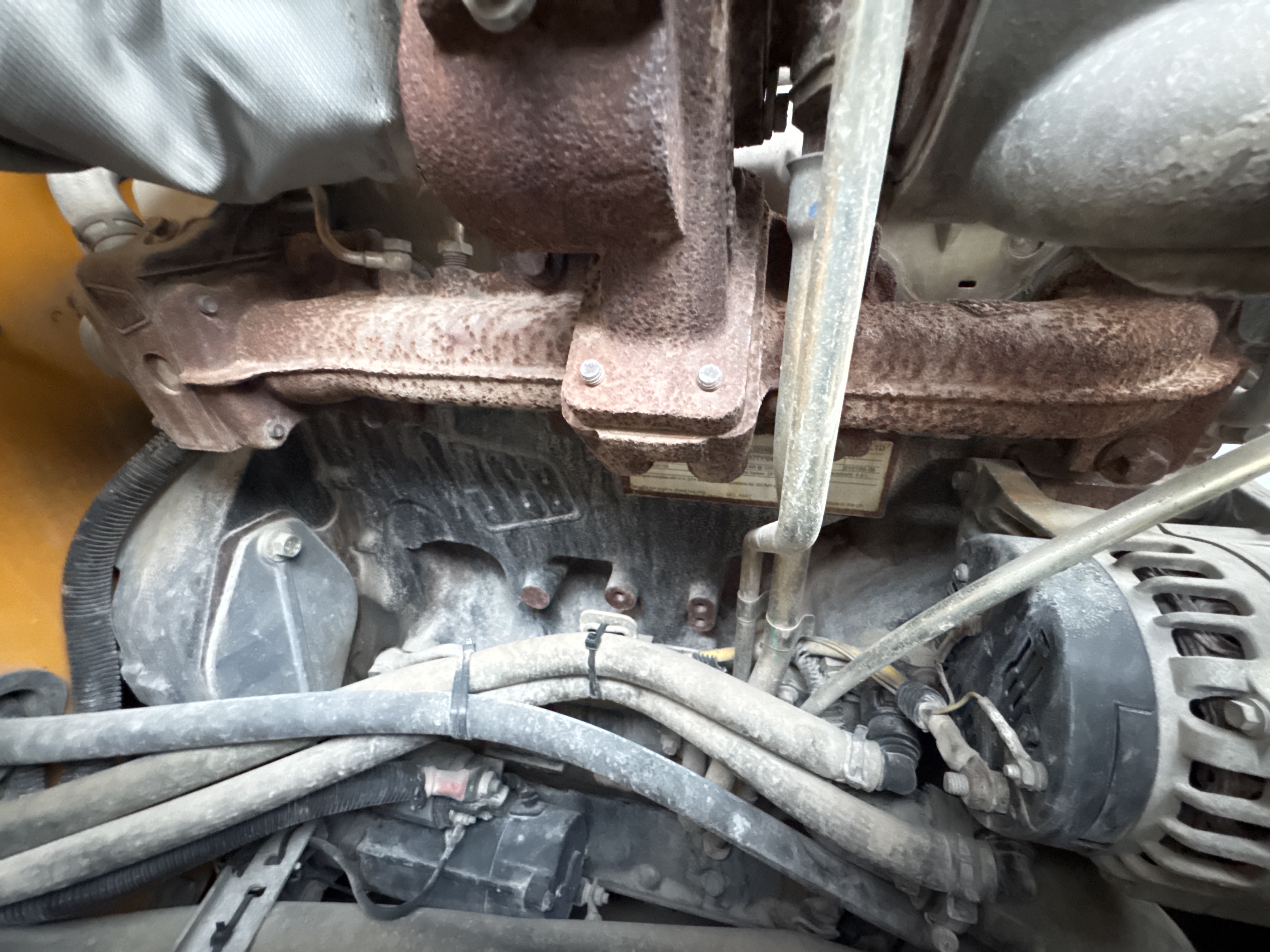 THM-003-JCB-540-170-Telehandlers-inspection-Engine-Engine-oil-leaks-3