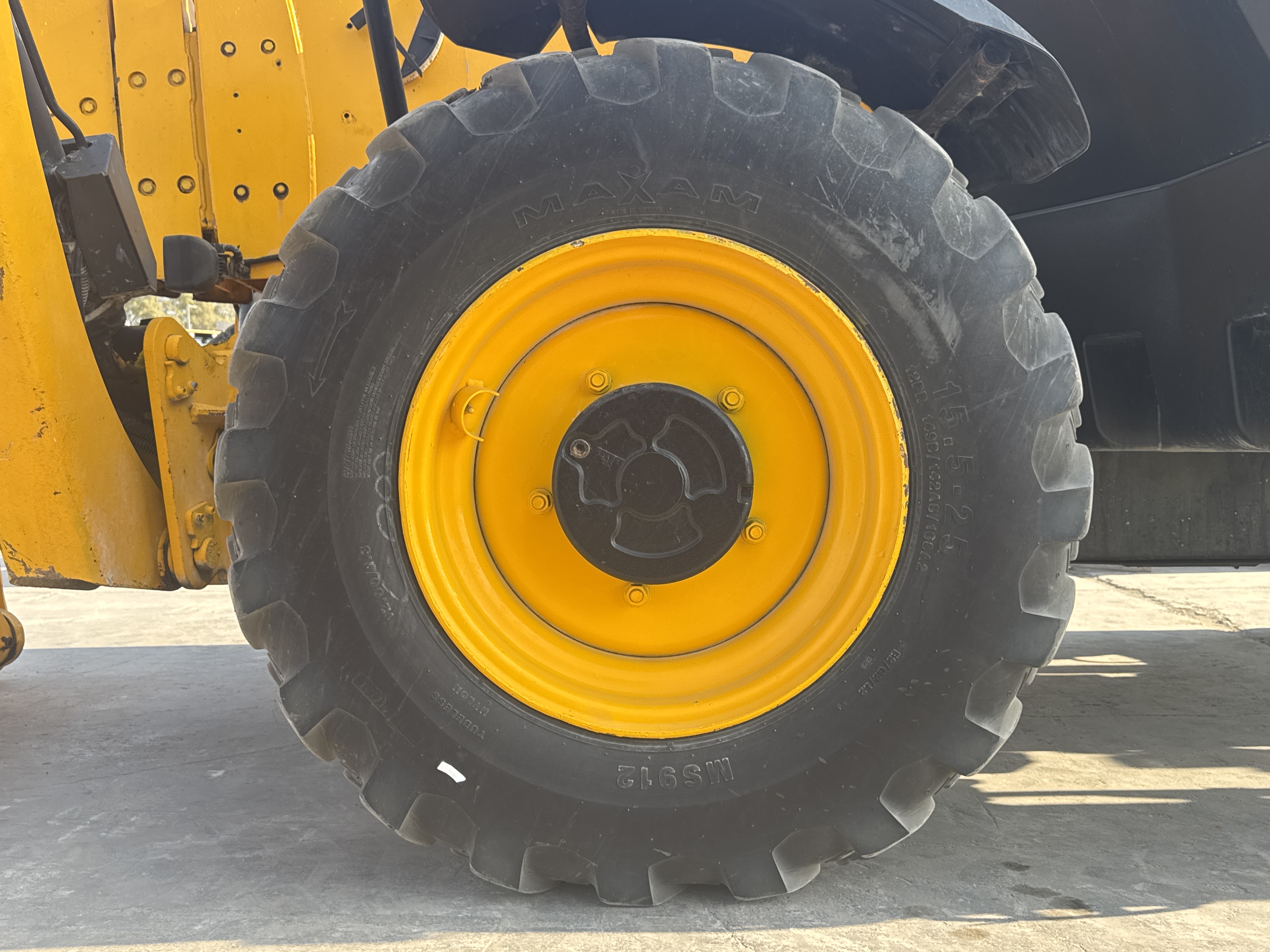 THM-003-JCB-540-170-Telehandlers-inspection-Chassis-Left-front-tire-/-wheel-hub---condition-2