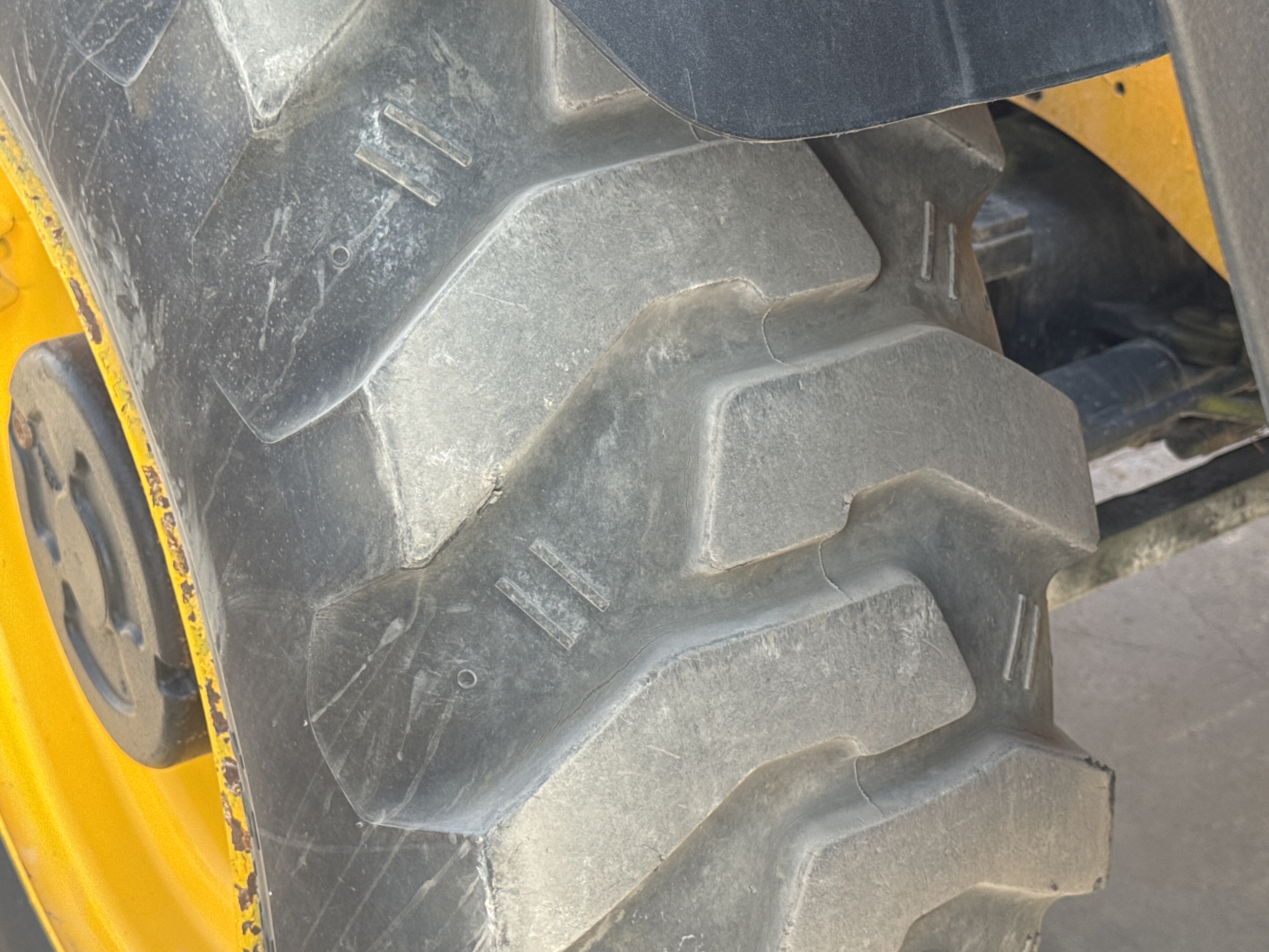 THM-003-JCB-540-170-Telehandlers-inspection-Chassis-Left-front-tire-/-wheel-hub---condition-2