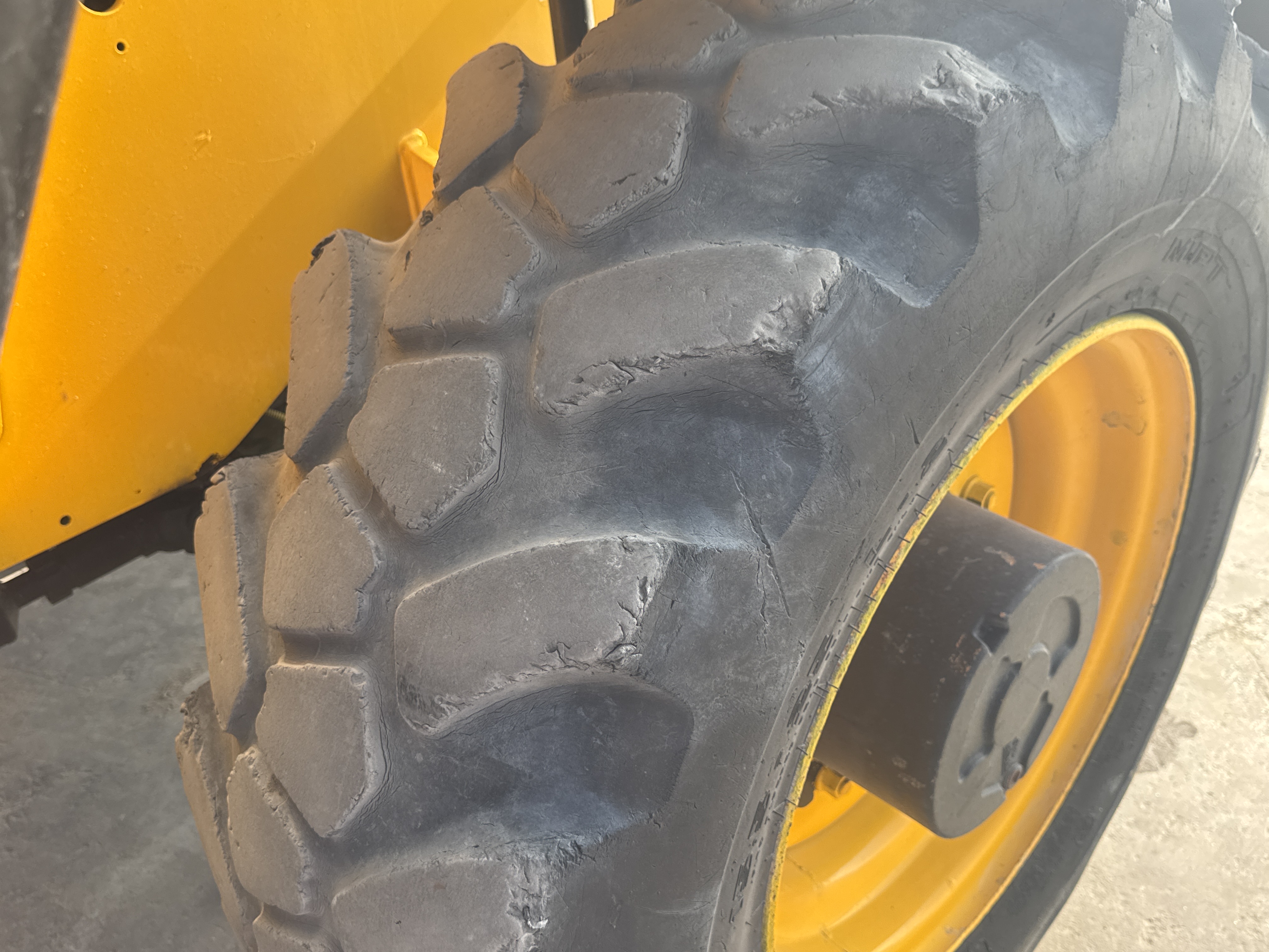 THM-003-JCB-540-170-Telehandlers-inspection-Chassis-Left-rear-tire-/-wheel-hub---condition-2