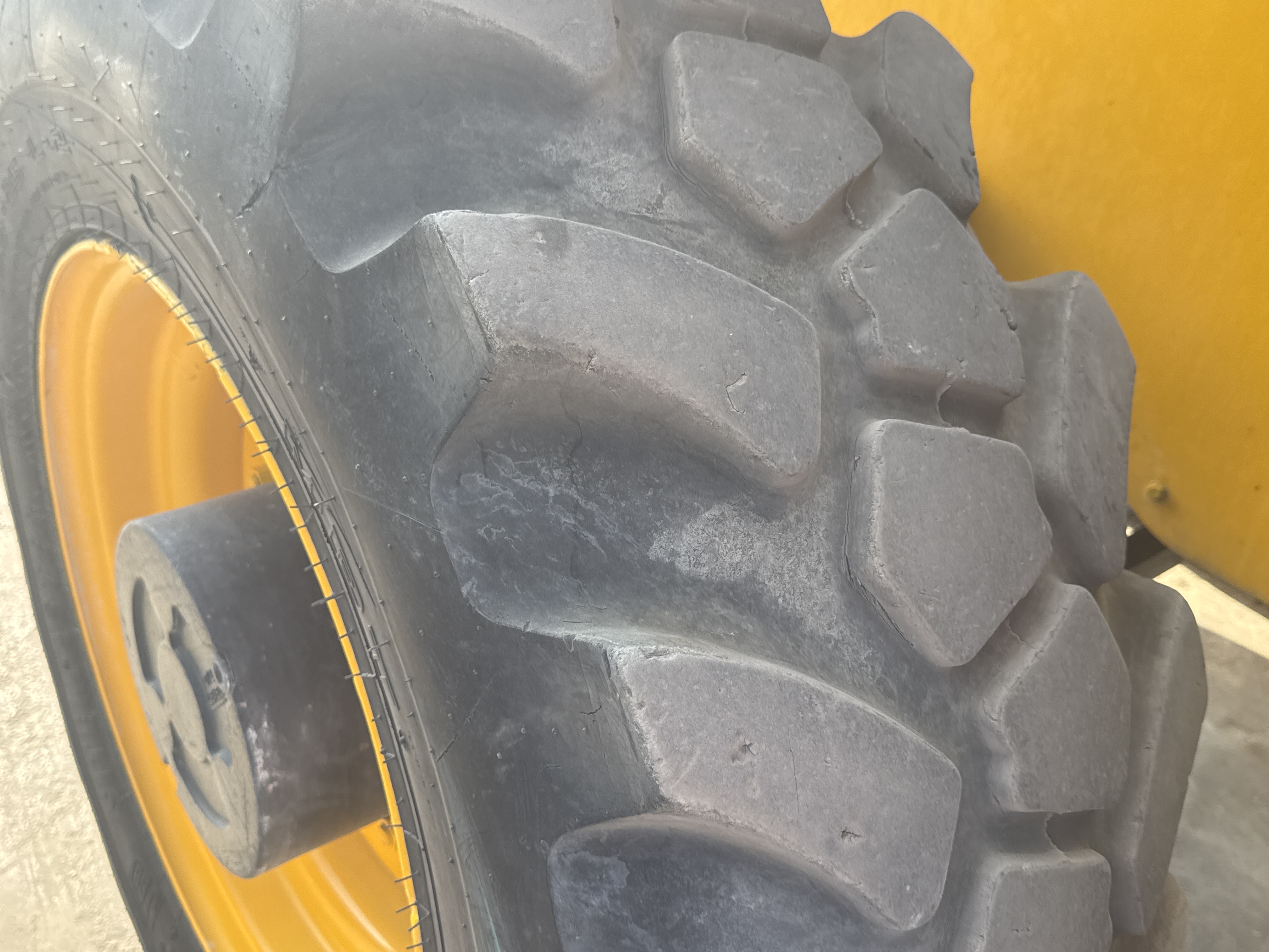 THM-003-JCB-540-170-Telehandlers-inspection-Chassis-Right-rear-tire-/-wheel-hub---condition-2