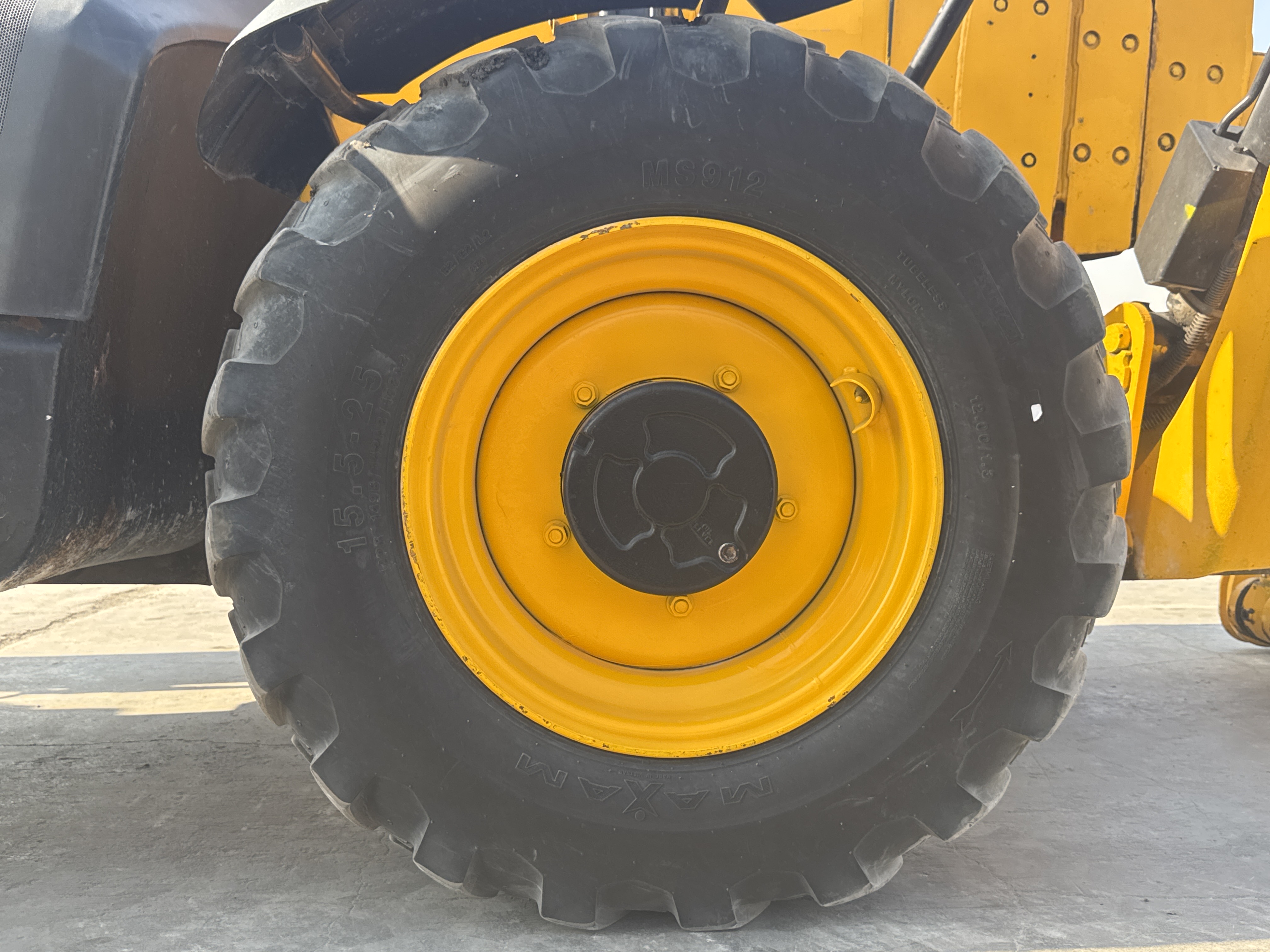 THM-003-JCB-540-170-Telehandlers-inspection-Chassis-Right-front-tire-/-wheel-hub---condition-2