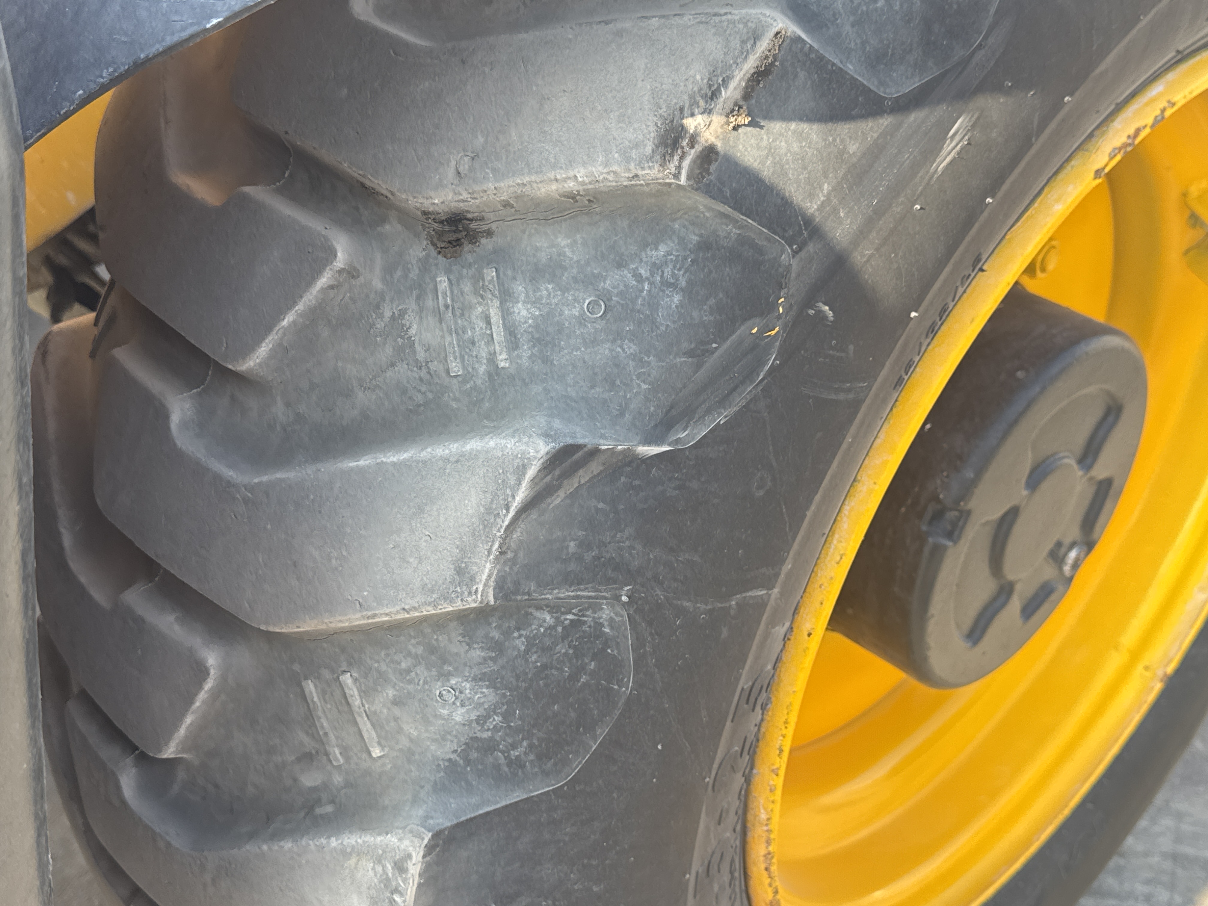 THM-003-JCB-540-170-Telehandlers-inspection-Chassis-Right-front-tire-/-wheel-hub---condition-2