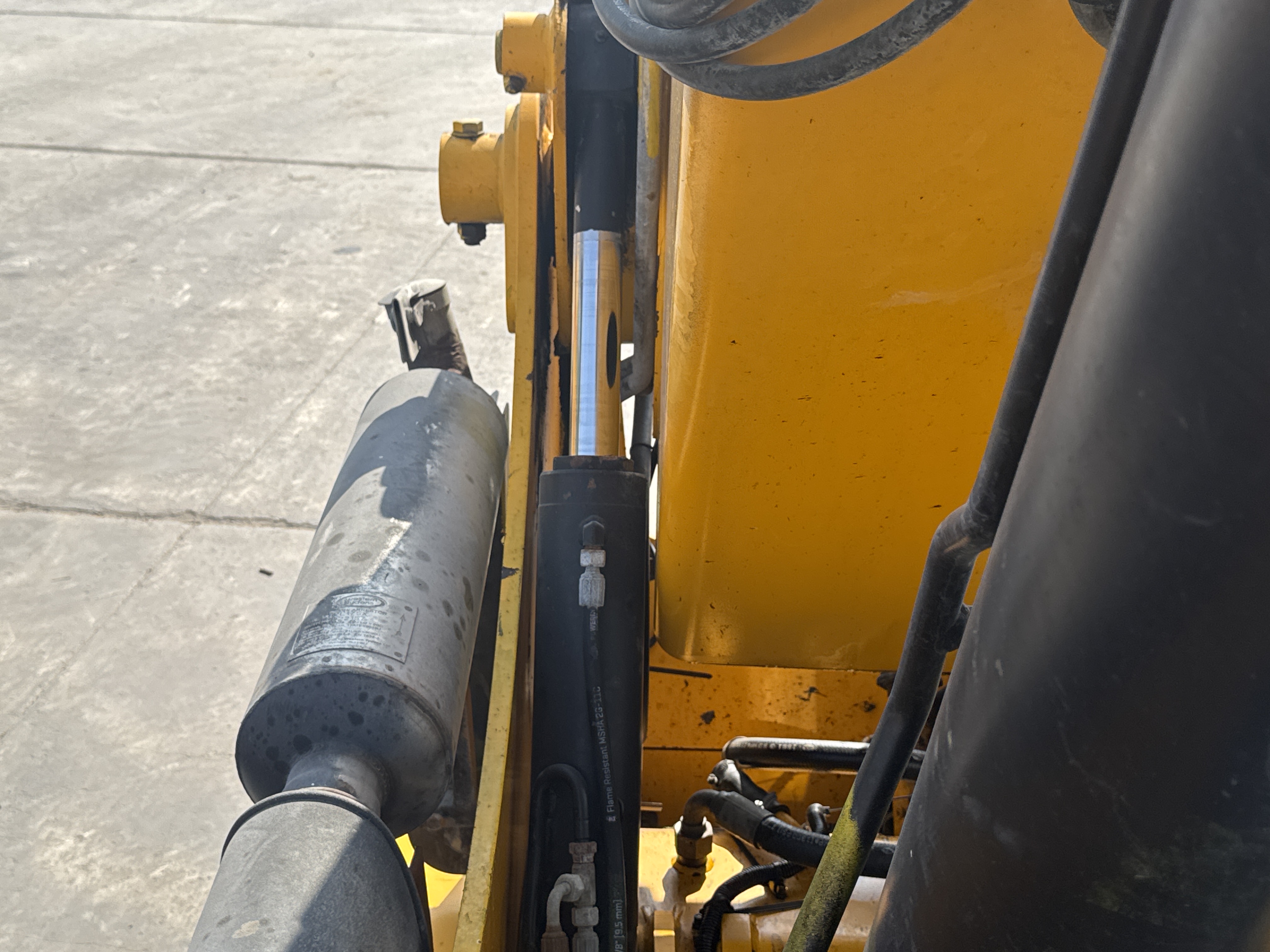 THM-003-JCB-540-170-Telehandlers-inspection-Hydraulics-Boom-lift-cylinder-2