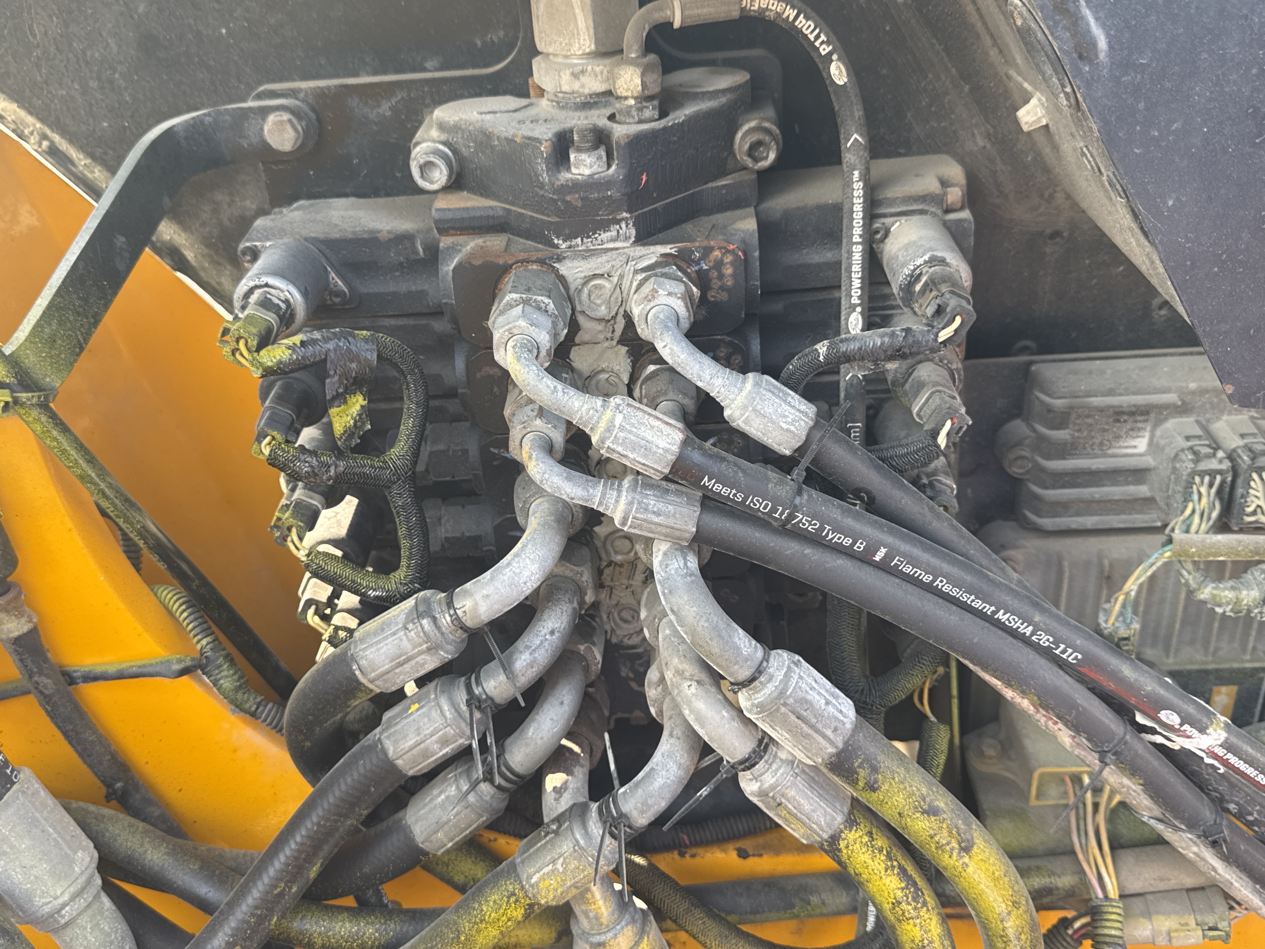 THM-003-JCB-540-170-Telehandlers-inspection-Hydraulics-Main-control-valve-(MCV)-2