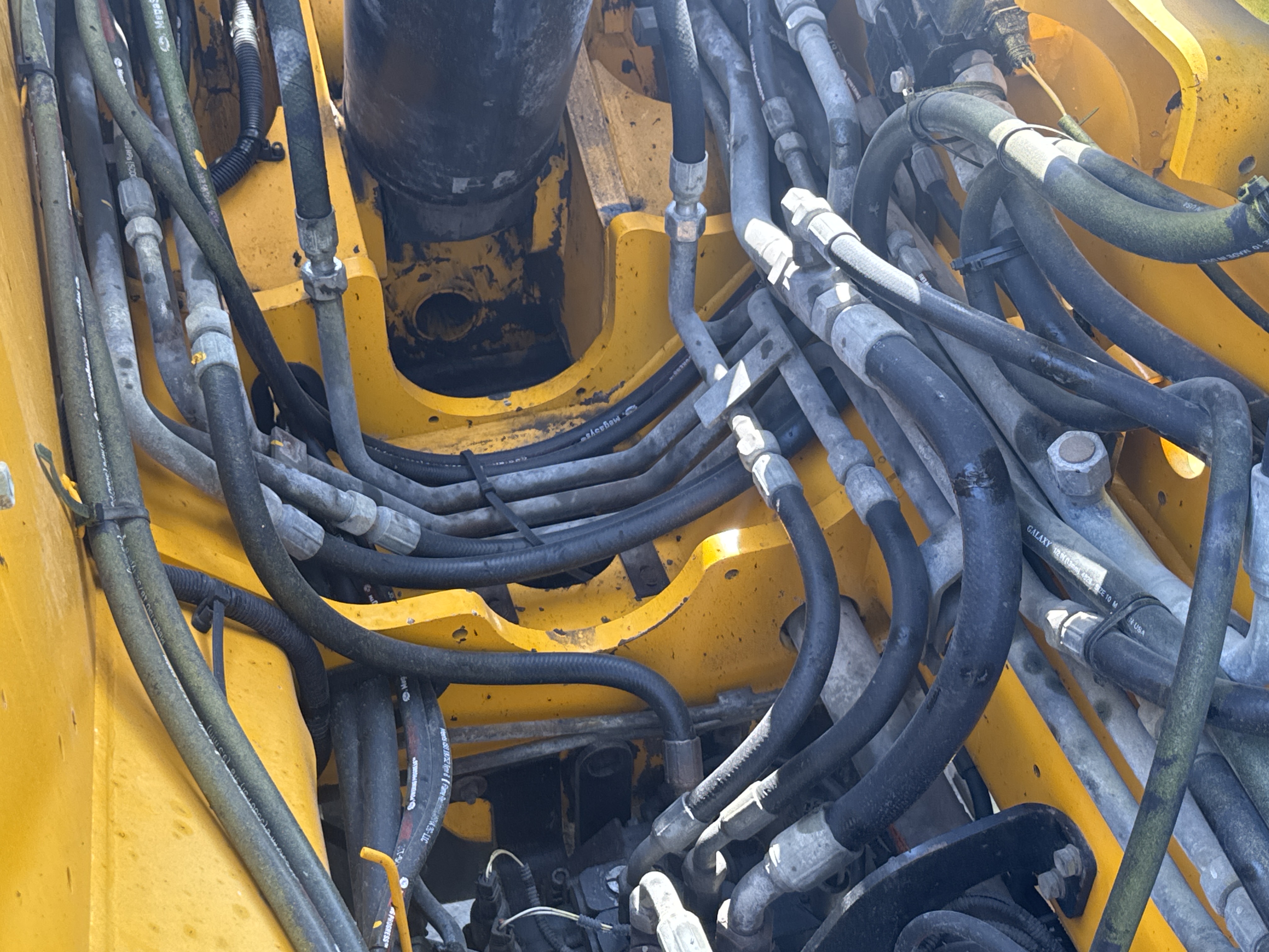 THM-003-JCB-540-170-Telehandlers-inspection-Hydraulics-Hydraulic-hoses-and-lines-2