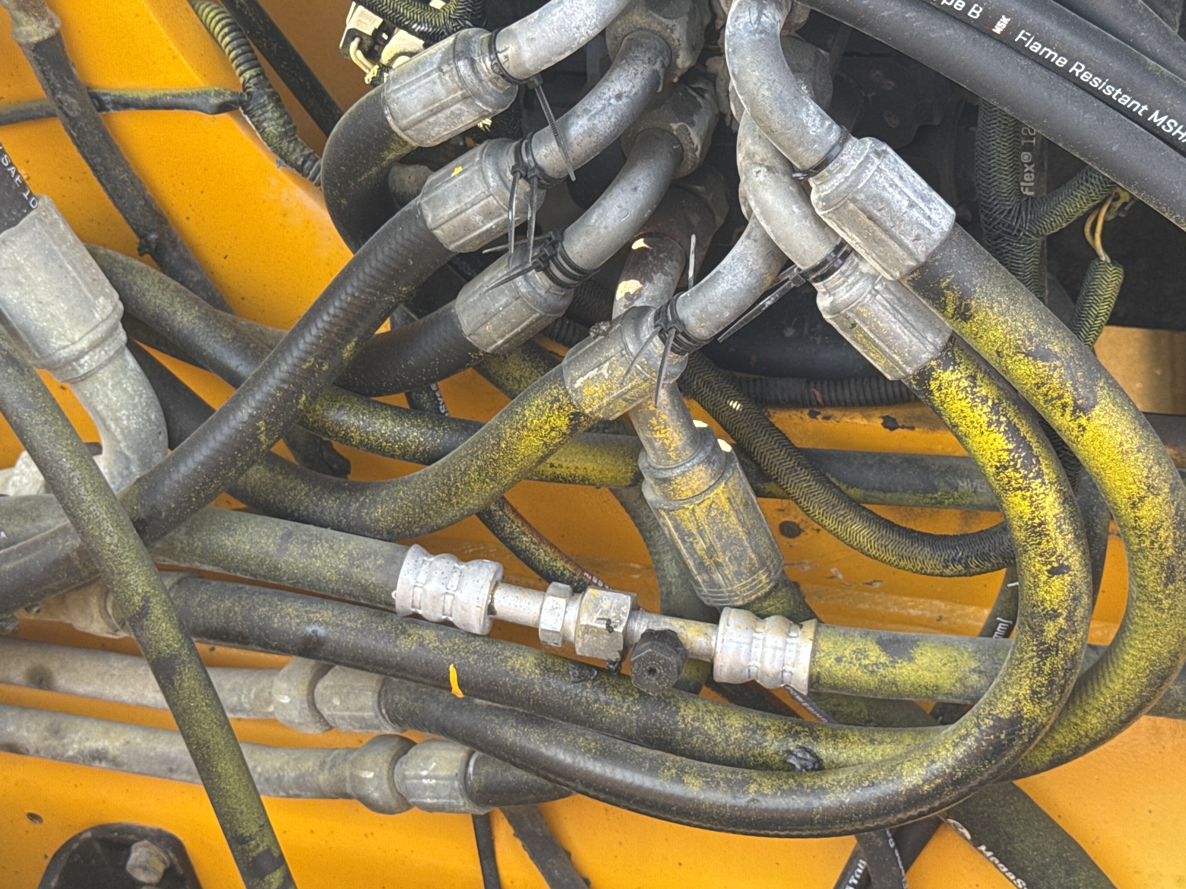 THM-003-JCB-540-170-Telehandlers-inspection-Hydraulics-Hydraulic-hoses-and-lines-2