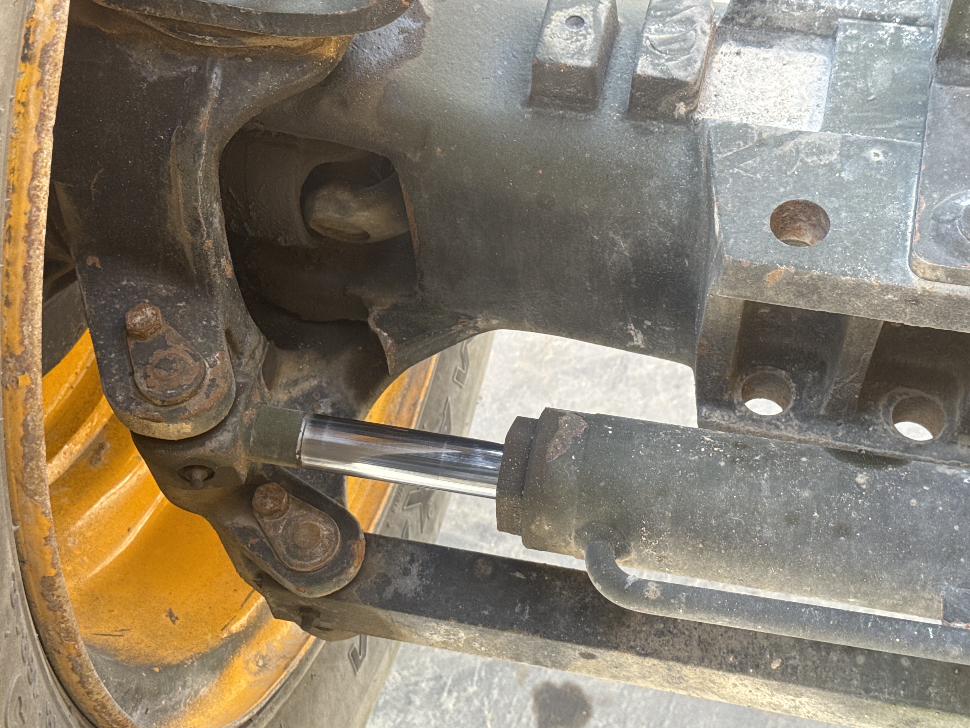 THM-003-JCB-540-170-Telehandlers-inspection-Hydraulics-Steering-cylinders-2